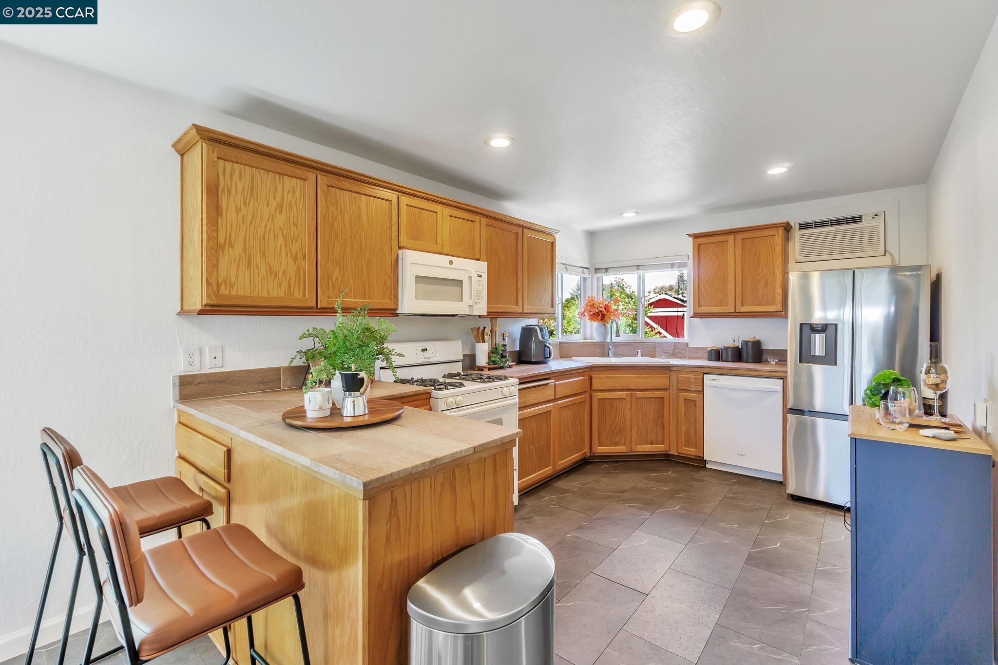 Detail Gallery Image 11 of 42 For 2490 Birch St, Martinez,  CA 94553 - 2 Beds | 2 Baths