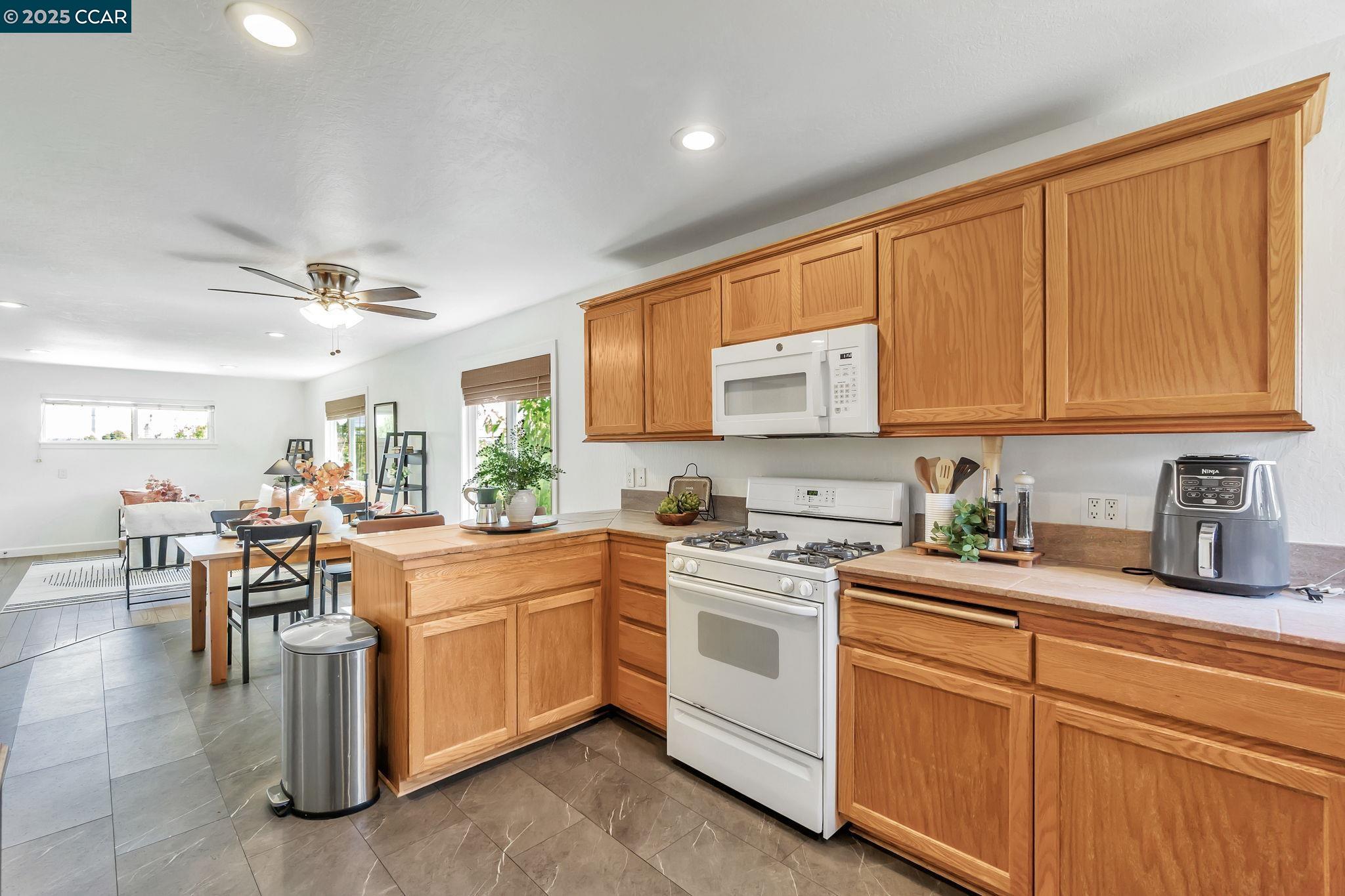 Detail Gallery Image 12 of 42 For 2490 Birch St, Martinez,  CA 94553 - 2 Beds | 2 Baths