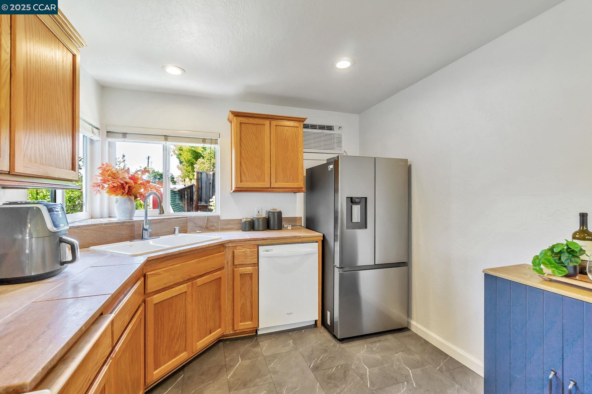 Detail Gallery Image 14 of 42 For 2490 Birch St, Martinez,  CA 94553 - 2 Beds | 2 Baths