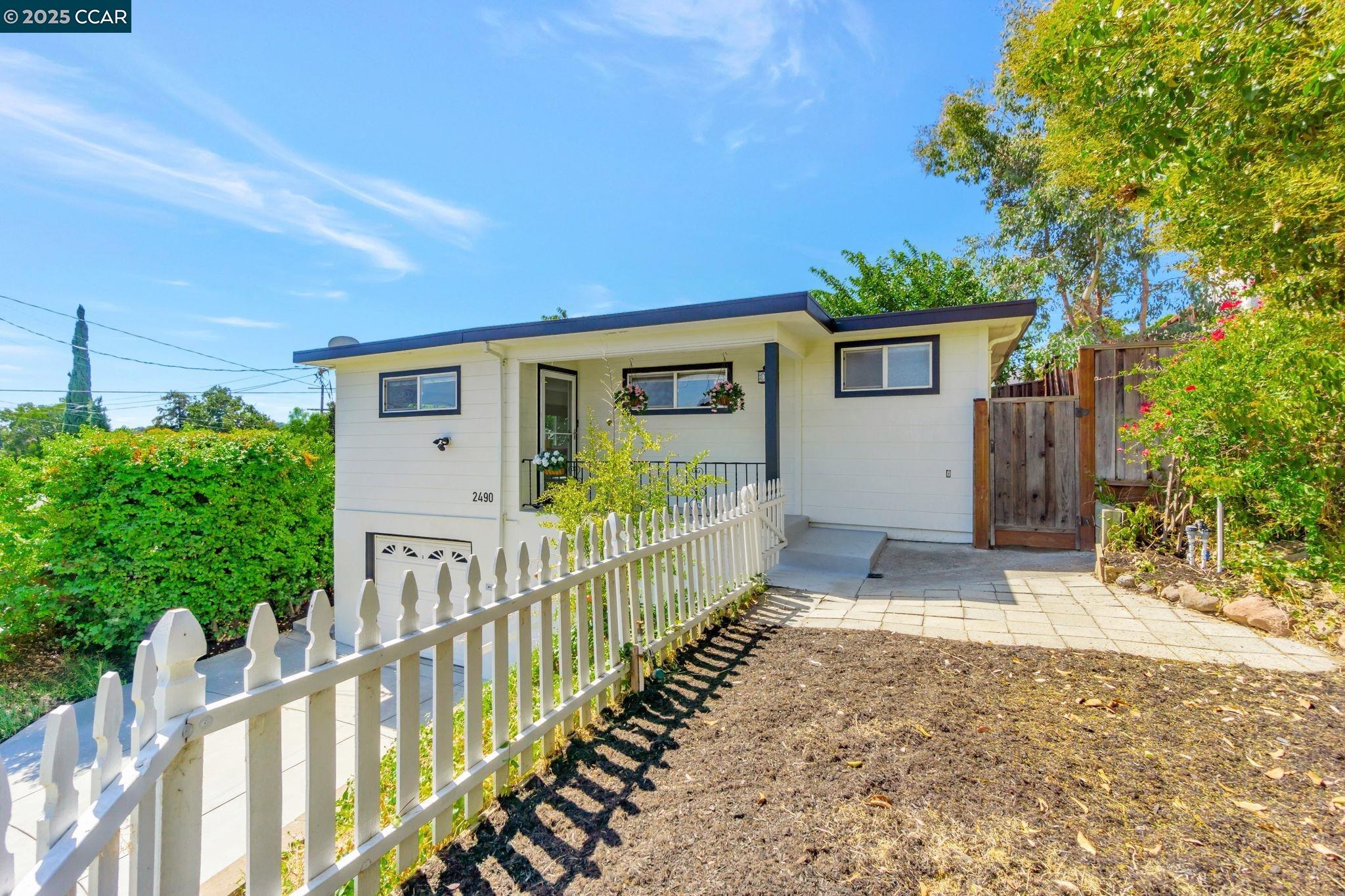 Detail Gallery Image 3 of 42 For 2490 Birch St, Martinez,  CA 94553 - 2 Beds | 2 Baths