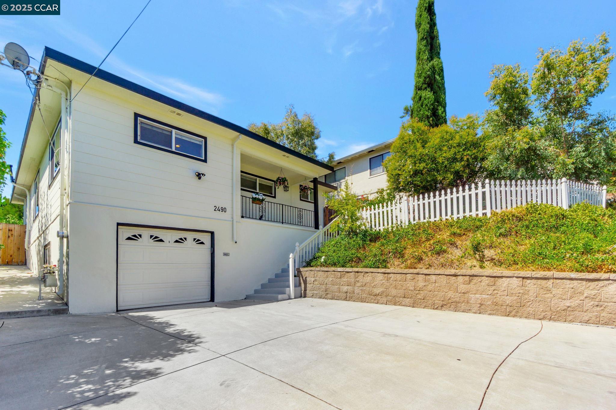Detail Gallery Image 4 of 42 For 2490 Birch St, Martinez,  CA 94553 - 2 Beds | 2 Baths
