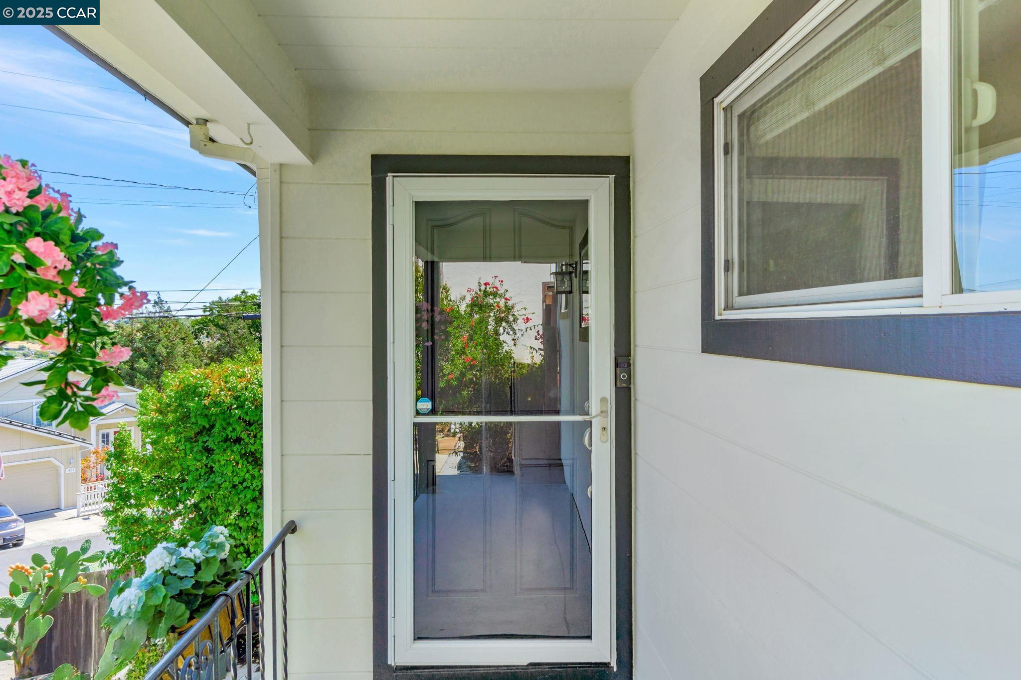 Detail Gallery Image 5 of 42 For 2490 Birch St, Martinez,  CA 94553 - 2 Beds | 2 Baths