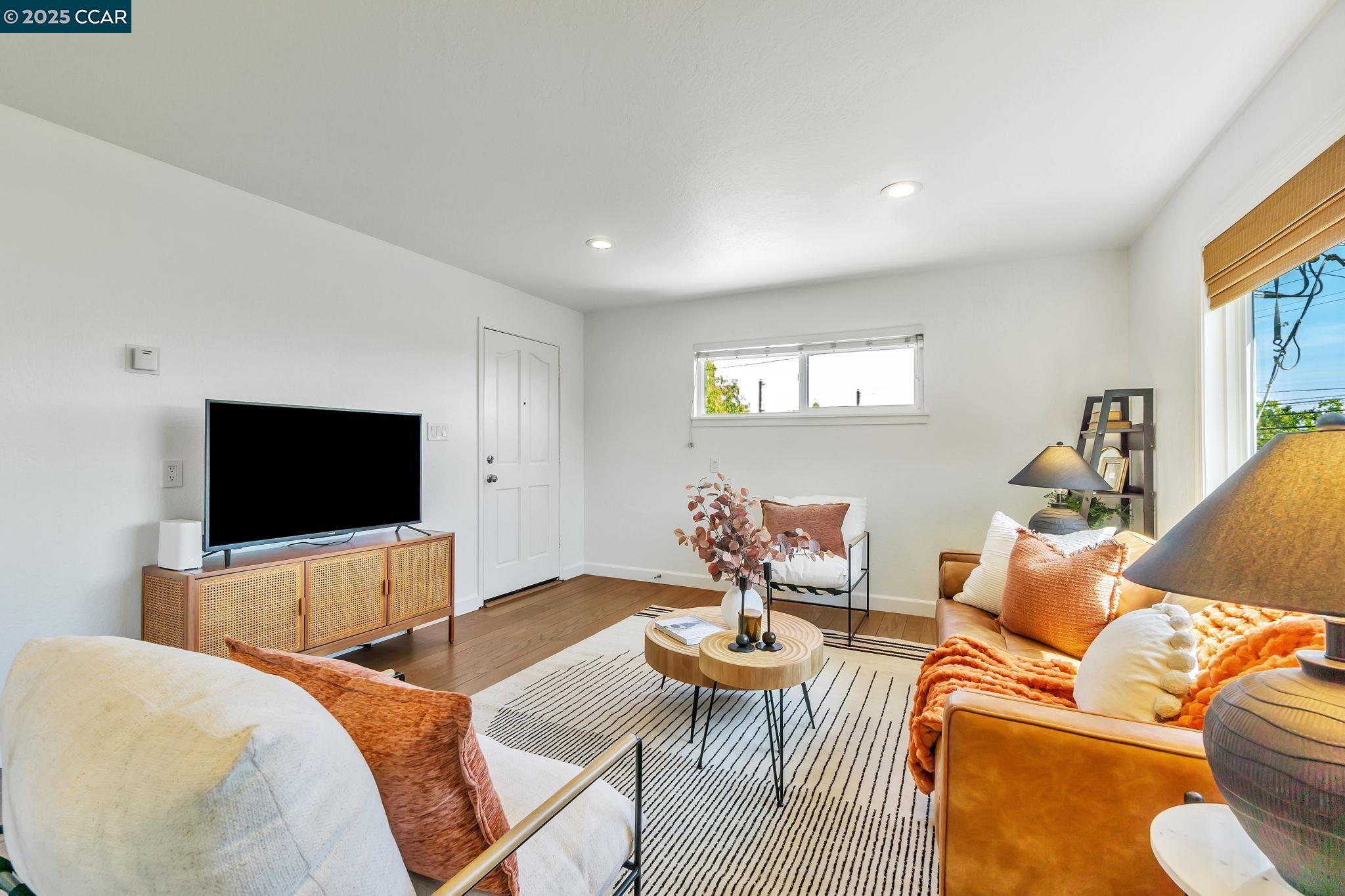 Detail Gallery Image 10 of 42 For 2490 Birch St, Martinez,  CA 94553 - 2 Beds | 2 Baths