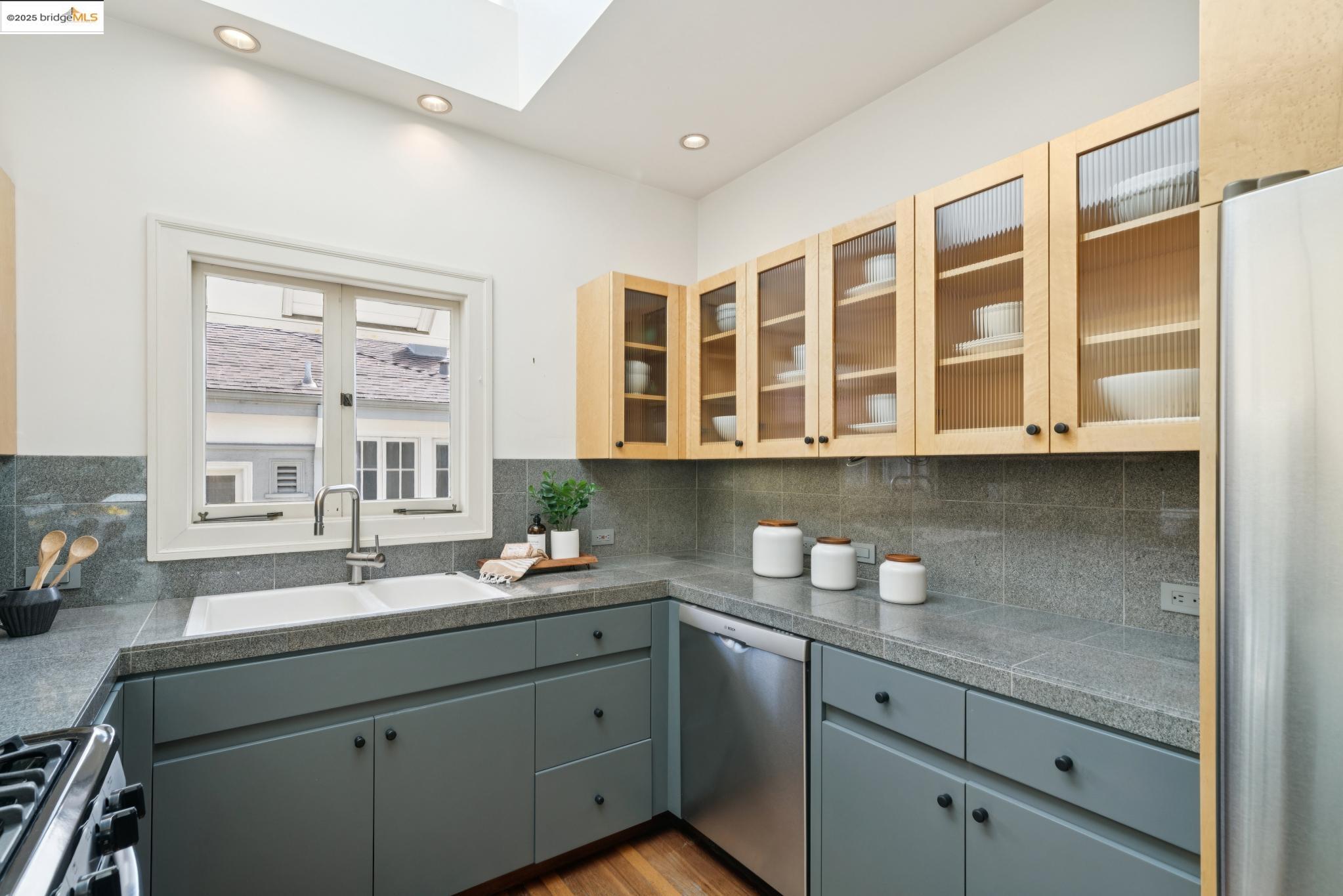 Detail Gallery Image 35 of 60 For 408 Euclid Ave, Oakland,  CA 94610 - 4 Beds | 3 Baths
