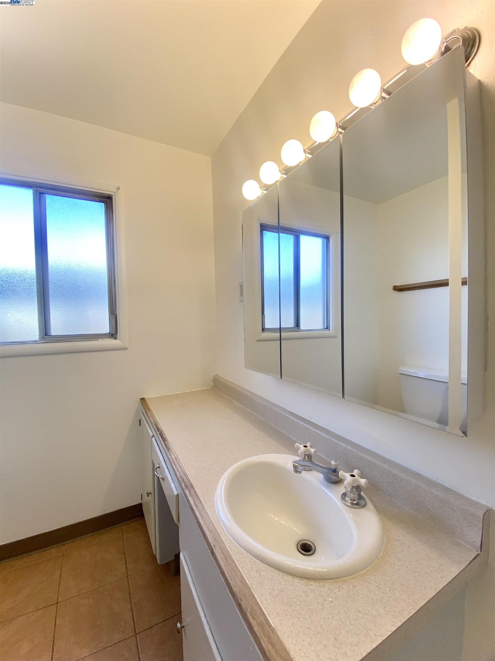 Detail Gallery Image 14 of 23 For 21284 Tyee St, Castro Valley,  CA 94546 - 2 Beds | 1 Baths