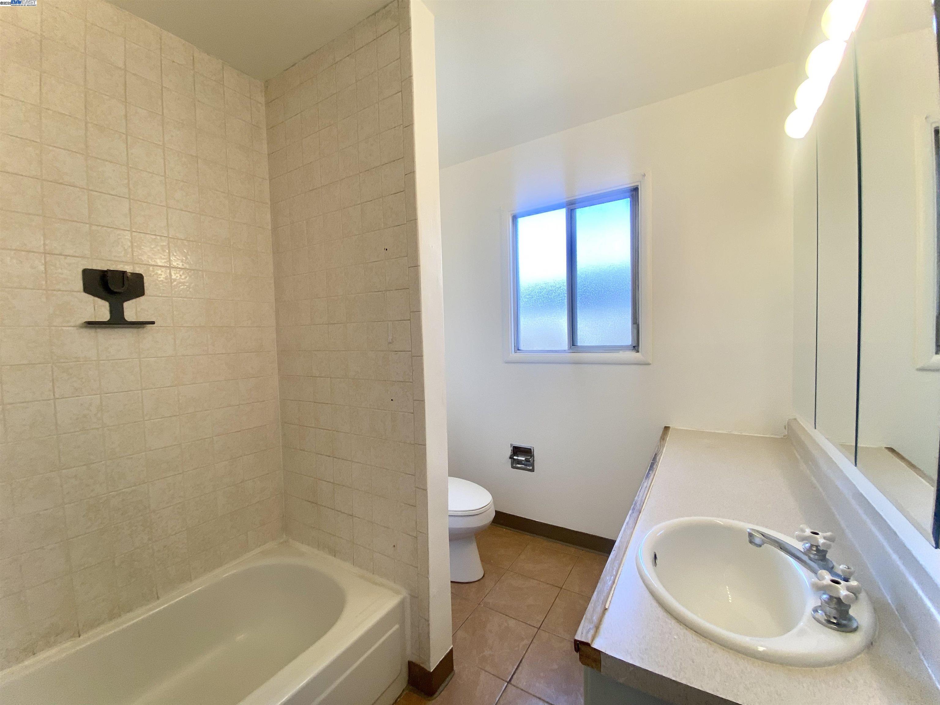 Detail Gallery Image 15 of 23 For 21284 Tyee St, Castro Valley,  CA 94546 - 2 Beds | 1 Baths