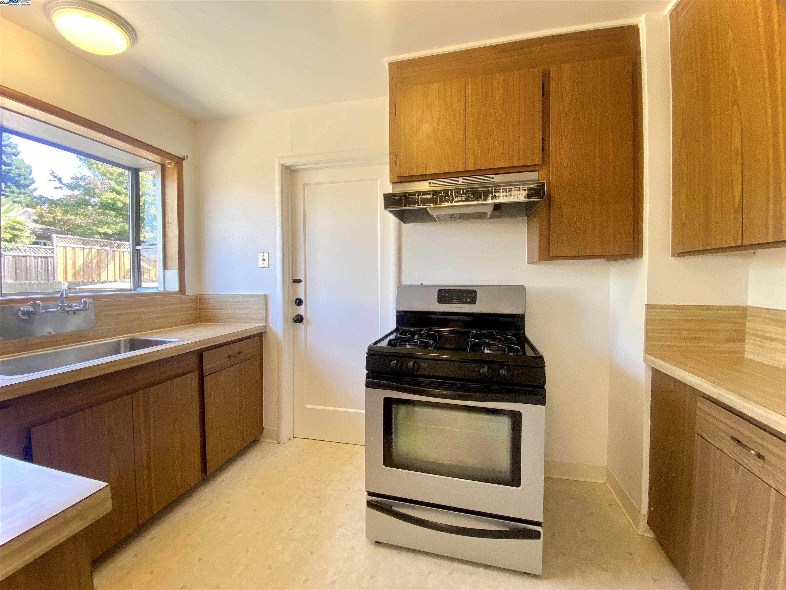 Detail Gallery Image 8 of 23 For 21284 Tyee St, Castro Valley,  CA 94546 - 2 Beds | 1 Baths