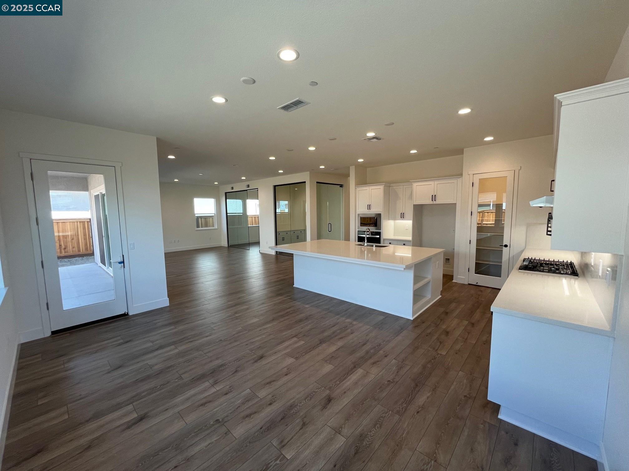 Detail Gallery Image 5 of 12 For 16121 Poulson Ct, Lathrop,  CA 95330 - 5 Beds | 4/1 Baths