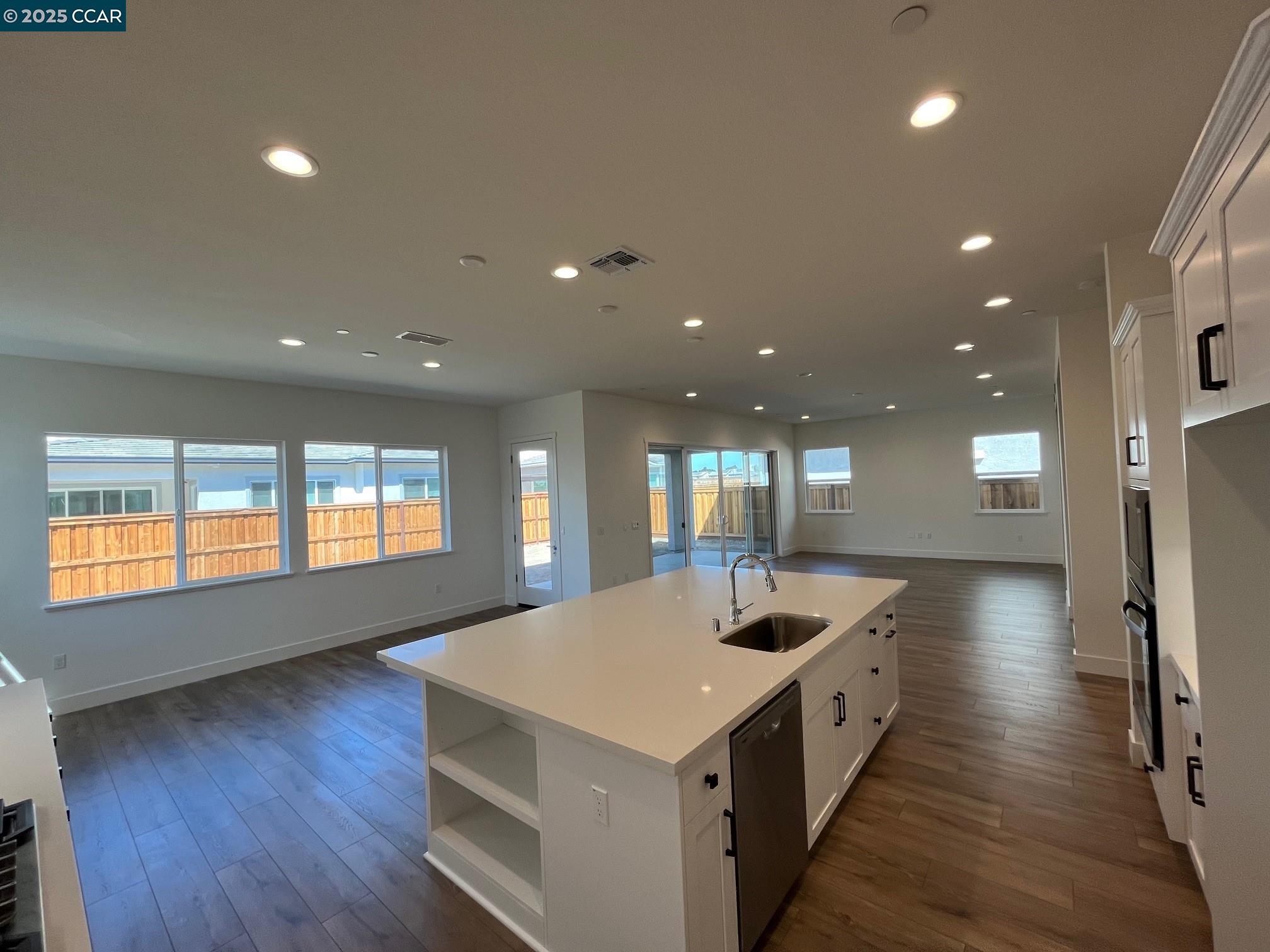 Detail Gallery Image 7 of 12 For 16121 Poulson Ct, Lathrop,  CA 95330 - 5 Beds | 4/1 Baths