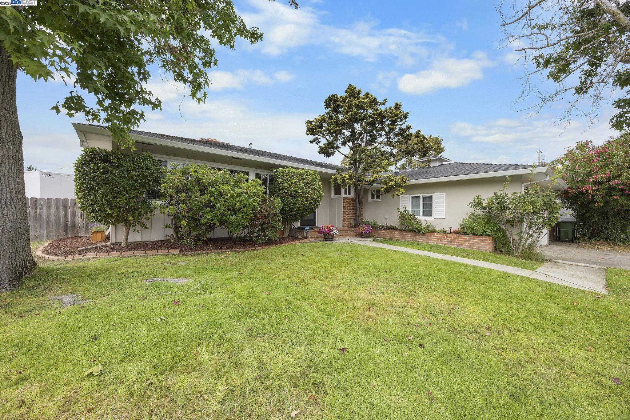Detail Gallery Image 2 of 55 For 3304 Brookdale Blvd, Castro Valley,  CA 94546 - 3 Beds | 2 Baths