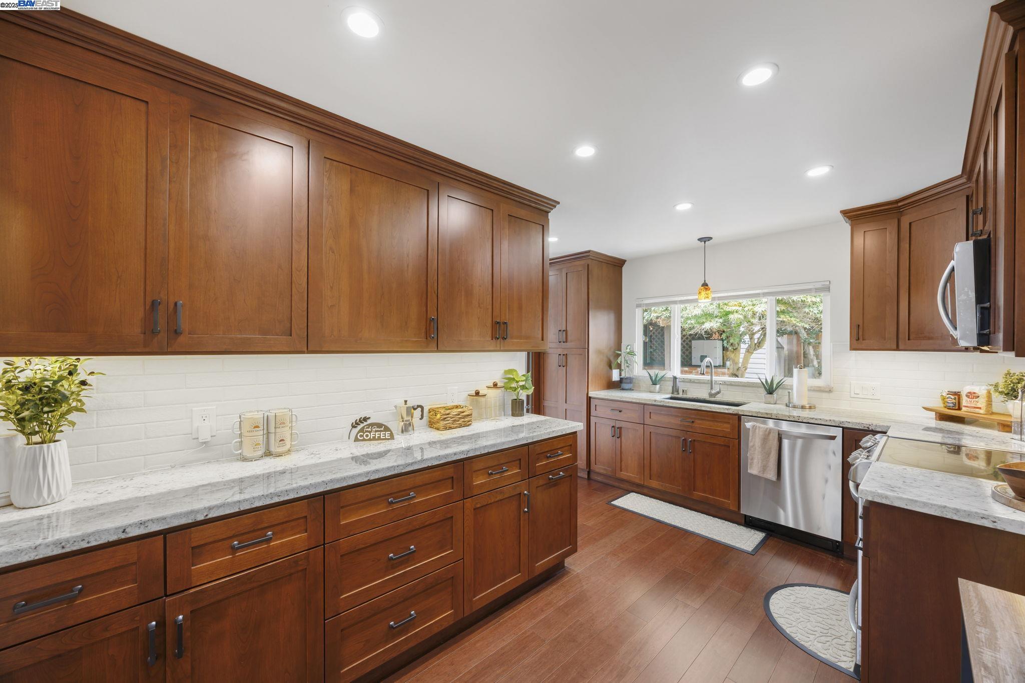 Detail Gallery Image 16 of 55 For 3304 Brookdale Blvd, Castro Valley,  CA 94546 - 3 Beds | 2 Baths