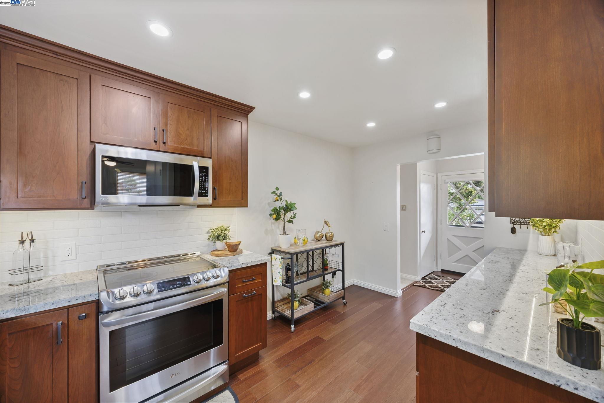 Detail Gallery Image 17 of 55 For 3304 Brookdale Blvd, Castro Valley,  CA 94546 - 3 Beds | 2 Baths