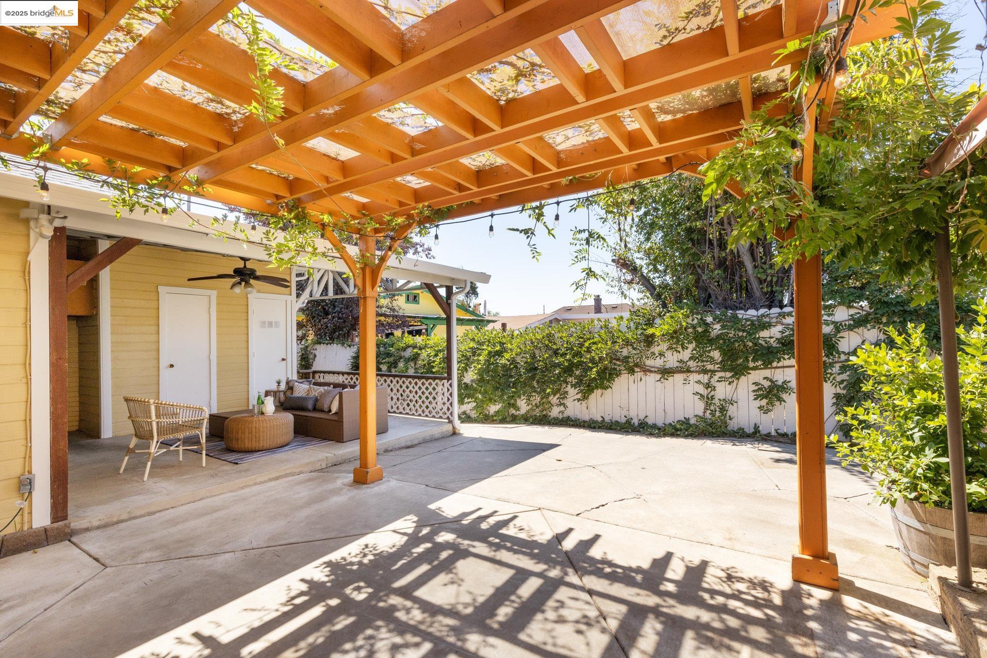 Detail Gallery Image 32 of 42 For 2005 36th Avenue, Oakland,  CA 94601 - 3 Beds | 2 Baths