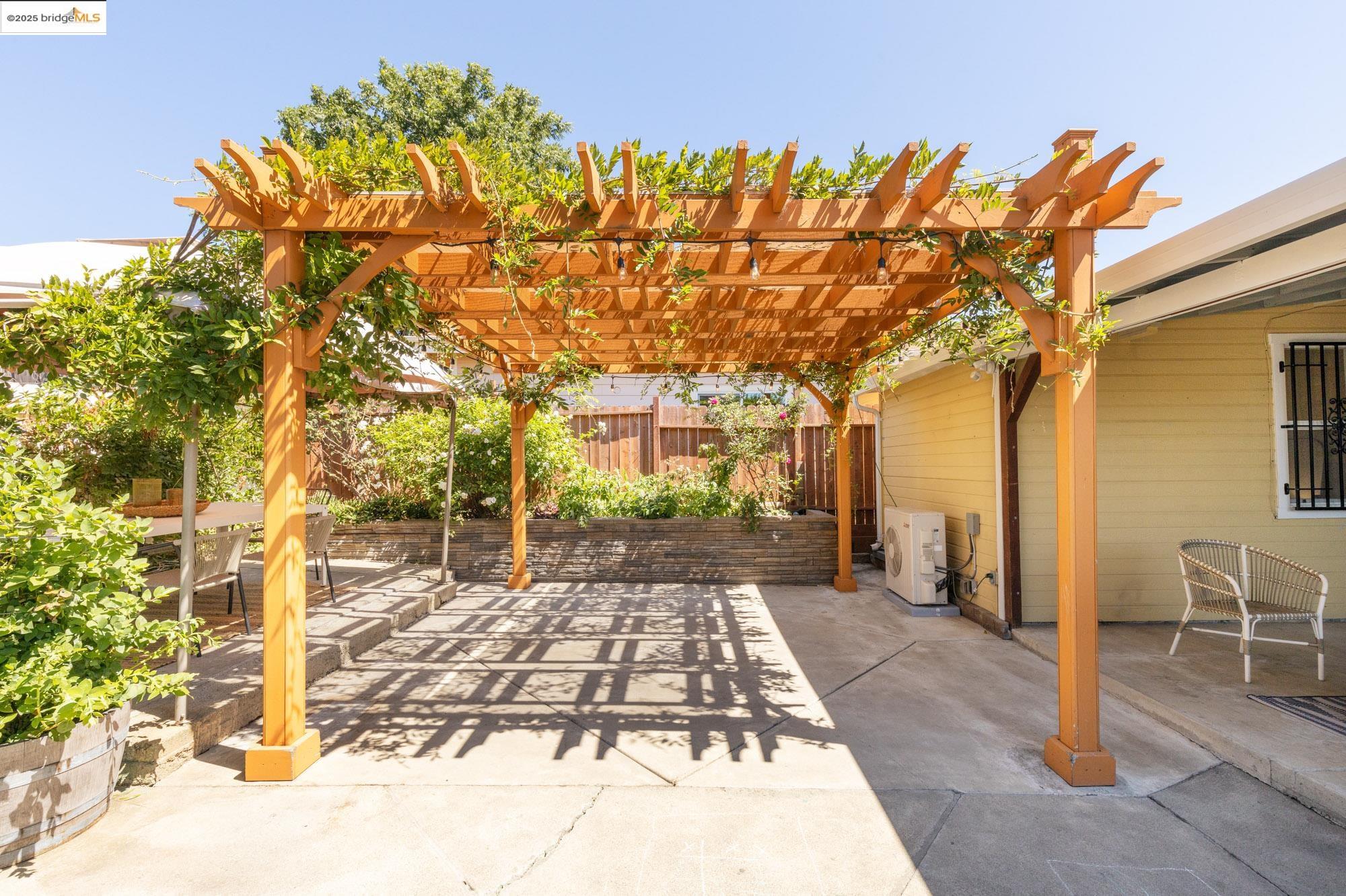 Detail Gallery Image 35 of 42 For 2005 36th Avenue, Oakland,  CA 94601 - 3 Beds | 2 Baths