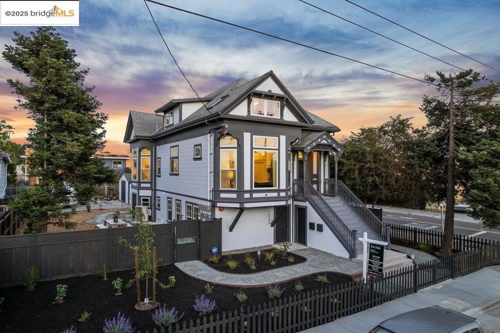 Detail Gallery Image 2 of 60 For 2602 Adeline St, Oakland,  CA 94607 - 4 Beds | 2/3 Baths