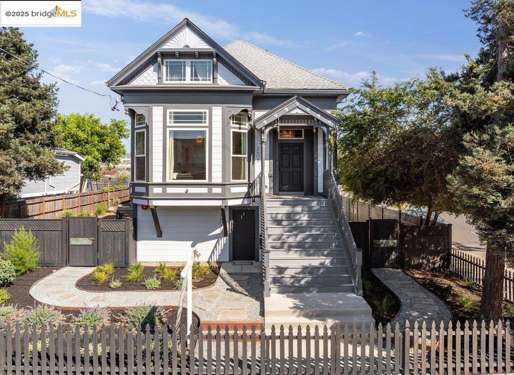 Detail Gallery Image 3 of 60 For 2602 Adeline St, Oakland,  CA 94607 - 4 Beds | 2/3 Baths
