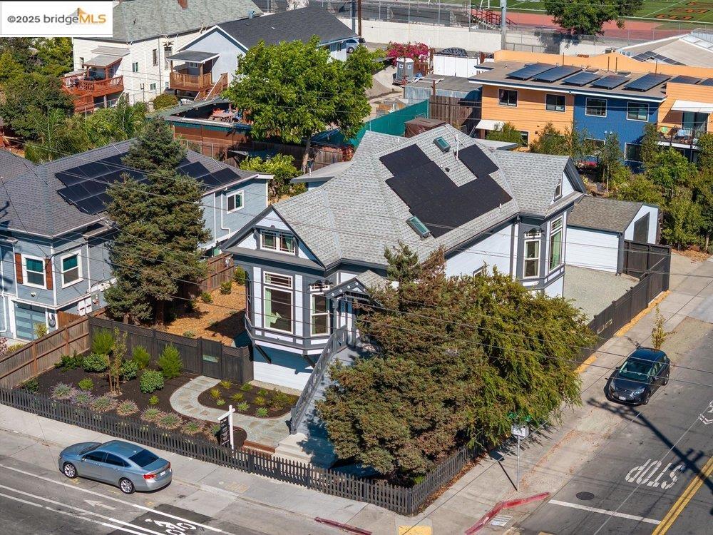 Detail Gallery Image 6 of 60 For 2602 Adeline St, Oakland,  CA 94607 - 4 Beds | 2/3 Baths