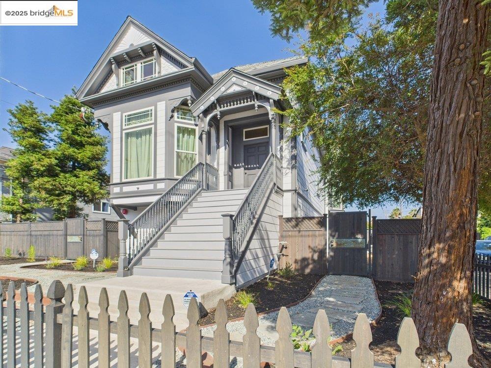 Detail Gallery Image 7 of 60 For 2602 Adeline St, Oakland,  CA 94607 - 4 Beds | 2/3 Baths