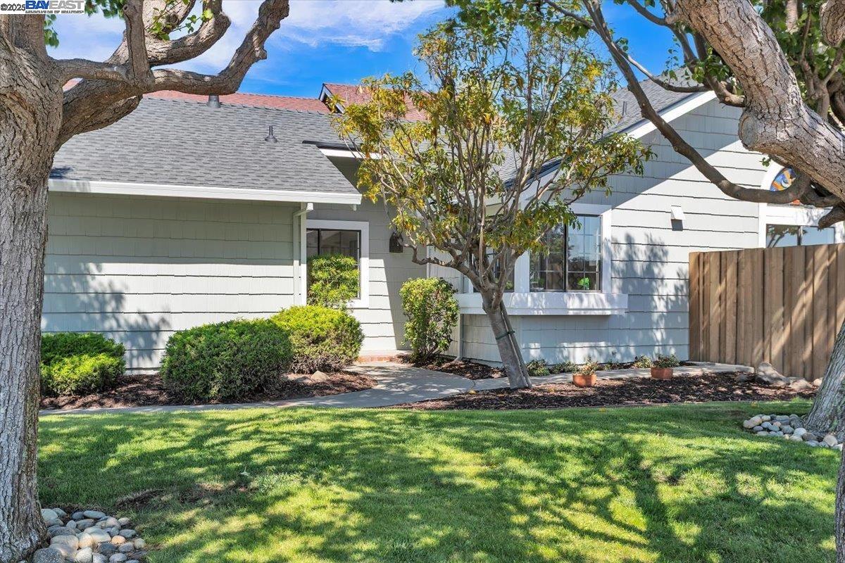 Detail Gallery Image 2 of 38 For 3525 Mcsherry Way, Alameda,  CA 94502 - 2 Beds | 2 Baths