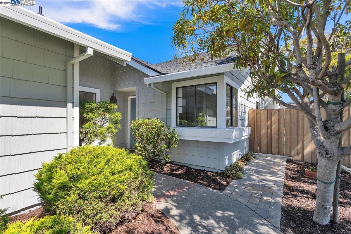 Detail Gallery Image 3 of 38 For 3525 Mcsherry Way, Alameda,  CA 94502 - 2 Beds | 2 Baths