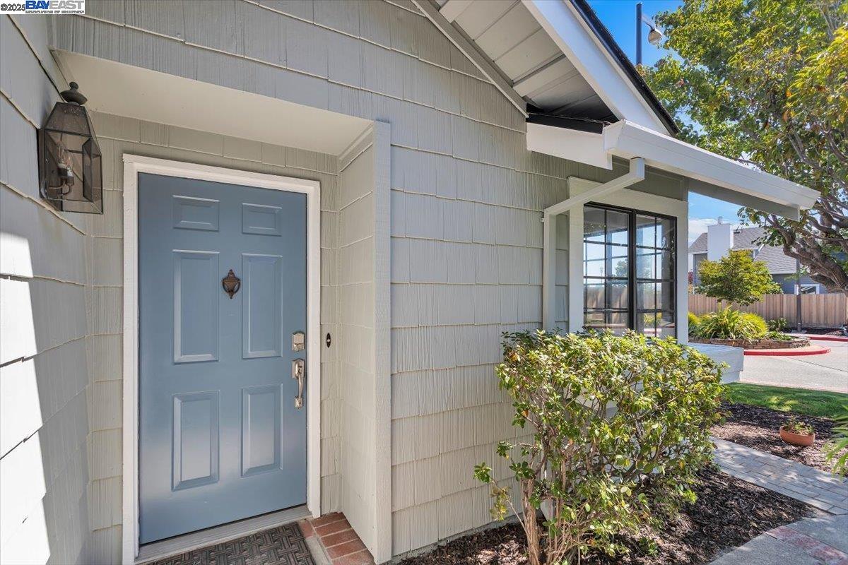 Detail Gallery Image 4 of 38 For 3525 Mcsherry Way, Alameda,  CA 94502 - 2 Beds | 2 Baths