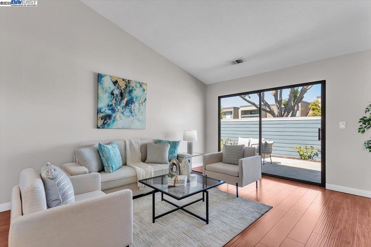Detail Gallery Image 9 of 38 For 3525 Mcsherry Way, Alameda,  CA 94502 - 2 Beds | 2 Baths