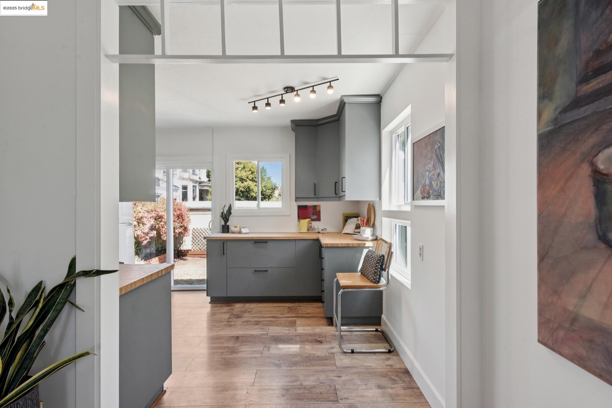 Detail Gallery Image 17 of 50 For 1020 E 19th St, Oakland,  CA 94606 - 2 Beds | 1/1 Baths
