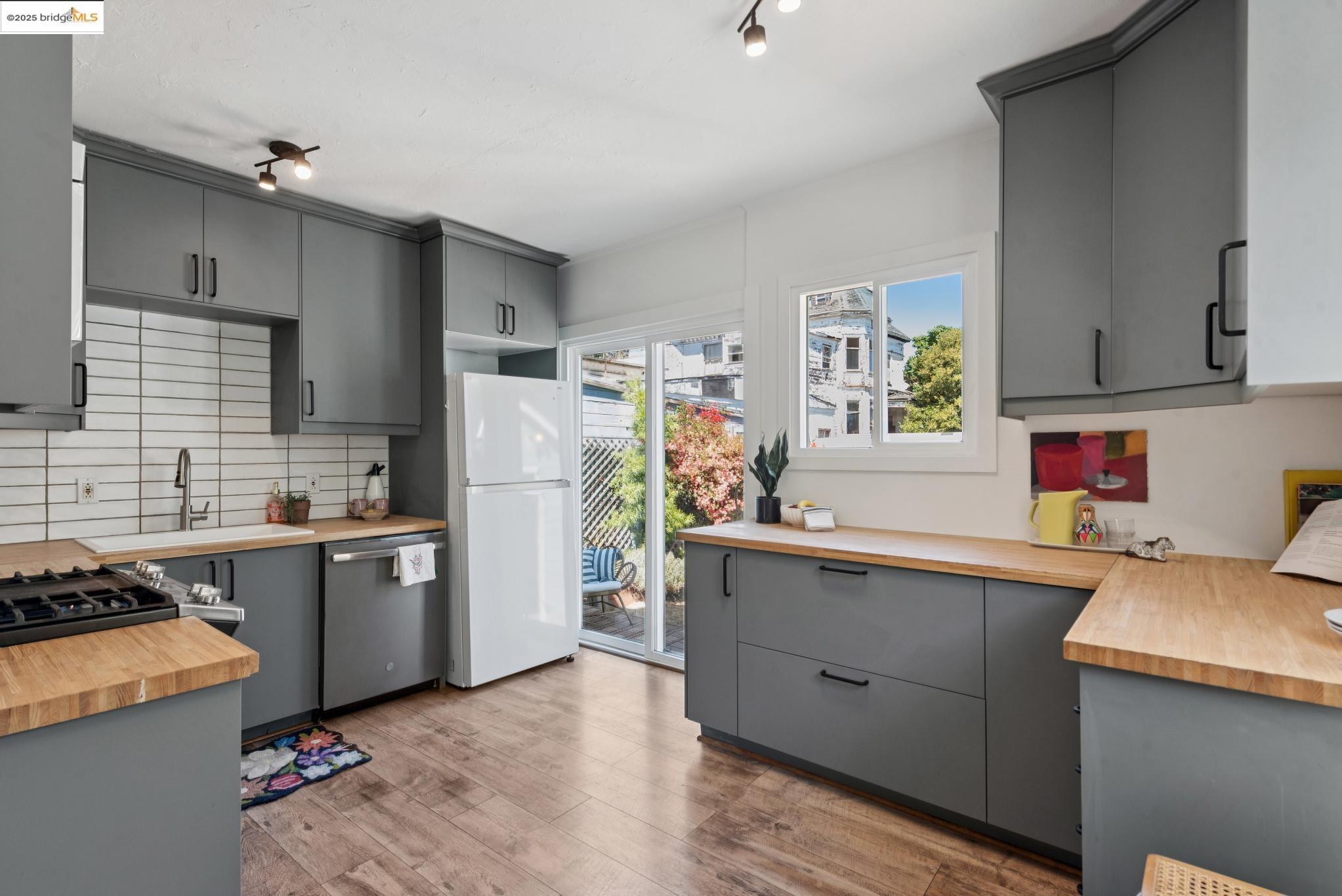 Detail Gallery Image 18 of 50 For 1020 E 19th St, Oakland,  CA 94606 - 2 Beds | 1/1 Baths