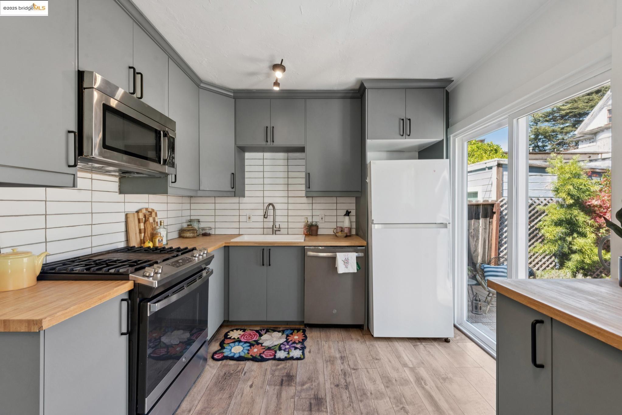 Detail Gallery Image 19 of 50 For 1020 E 19th St, Oakland,  CA 94606 - 2 Beds | 1/1 Baths
