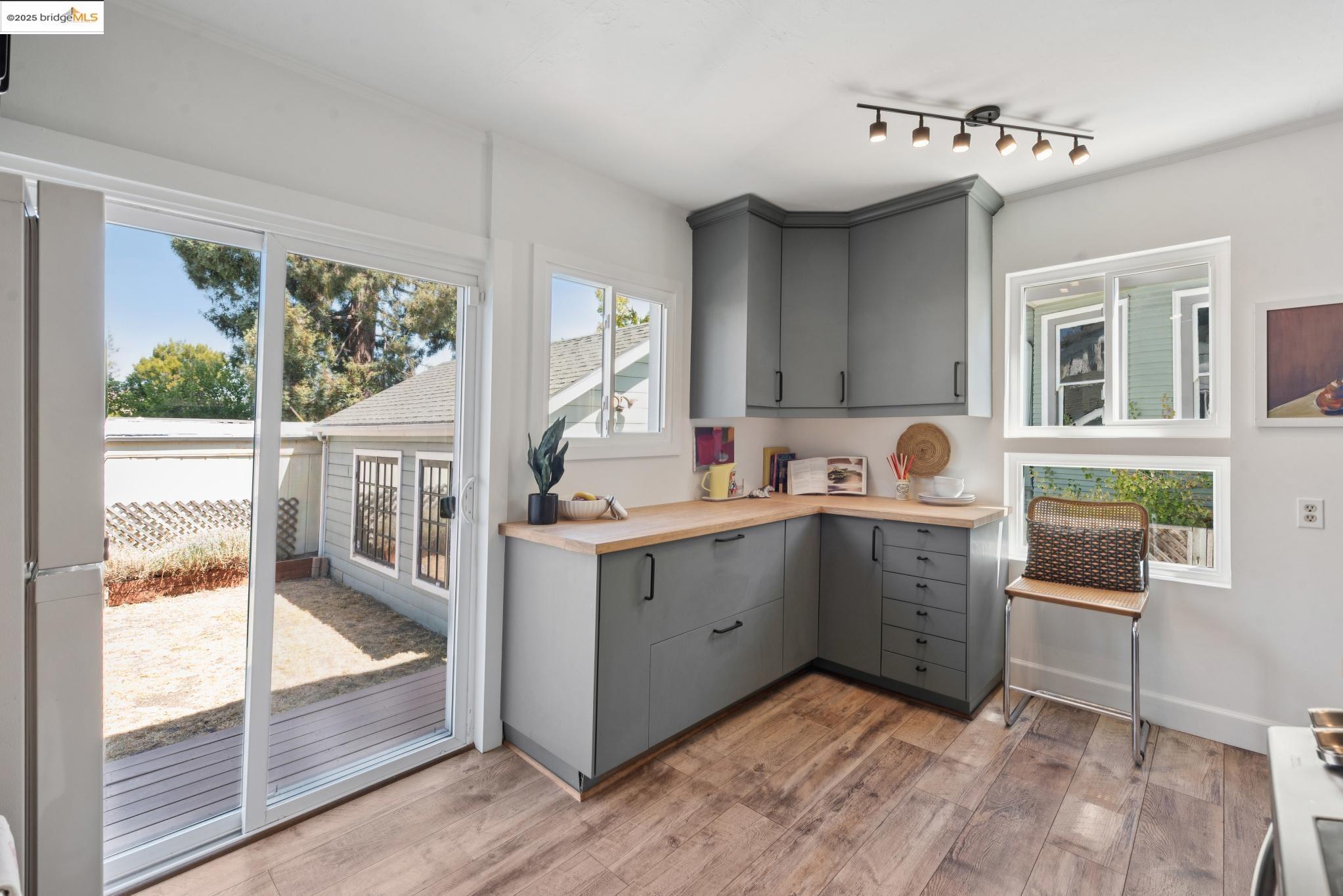 Detail Gallery Image 21 of 50 For 1020 E 19th St, Oakland,  CA 94606 - 2 Beds | 1/1 Baths