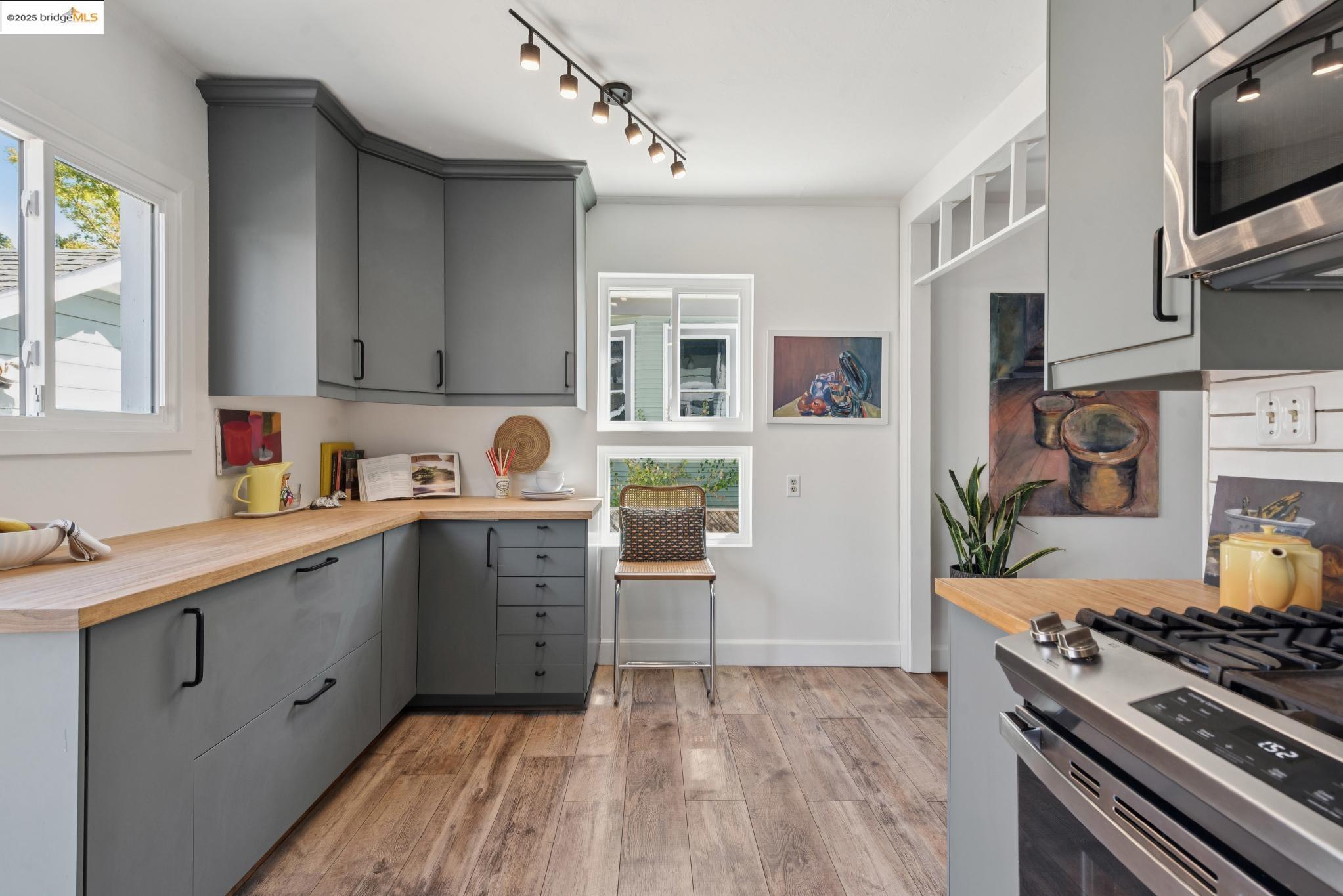 Detail Gallery Image 22 of 50 For 1020 E 19th St, Oakland,  CA 94606 - 2 Beds | 1/1 Baths