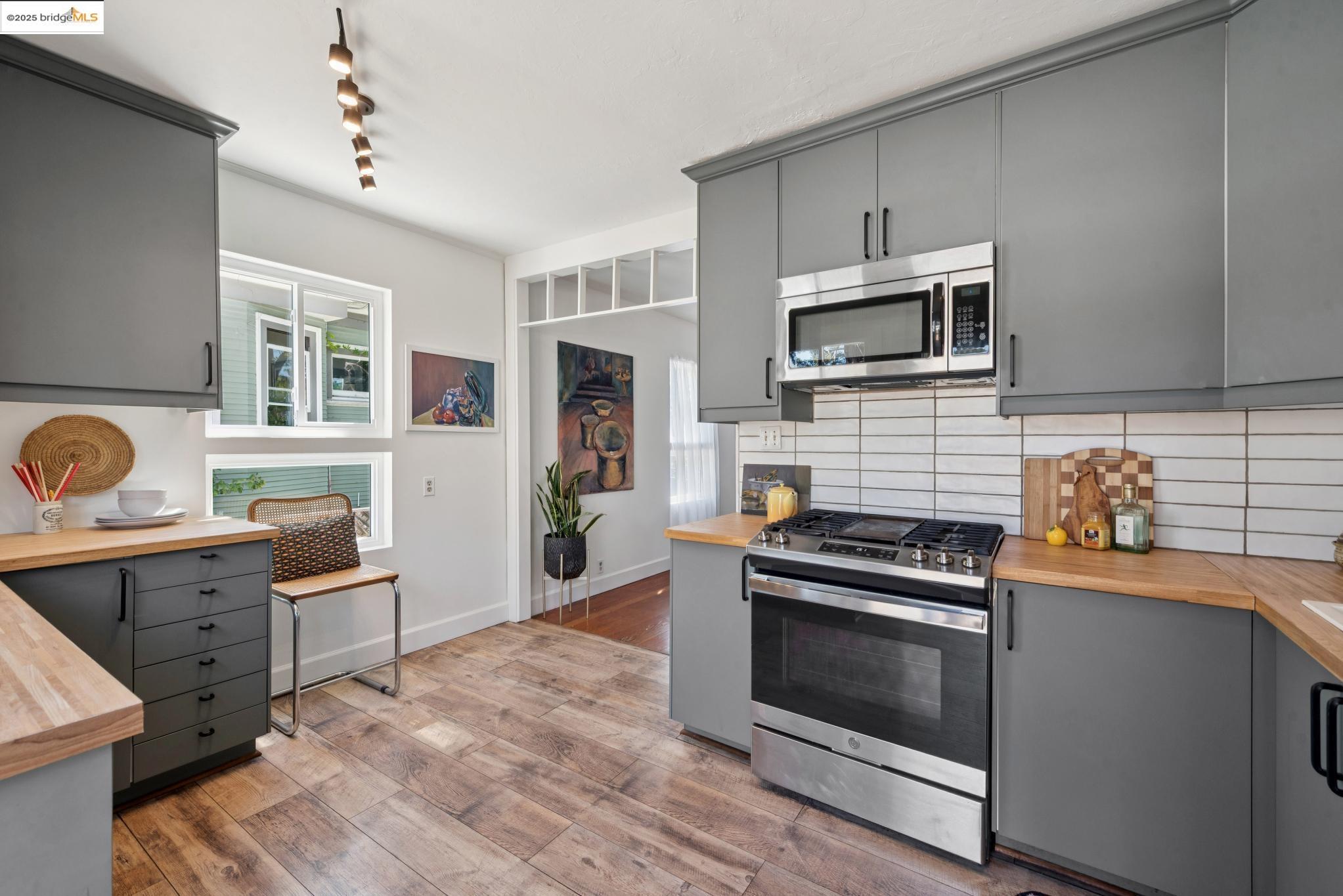 Detail Gallery Image 23 of 50 For 1020 E 19th St, Oakland,  CA 94606 - 2 Beds | 1/1 Baths