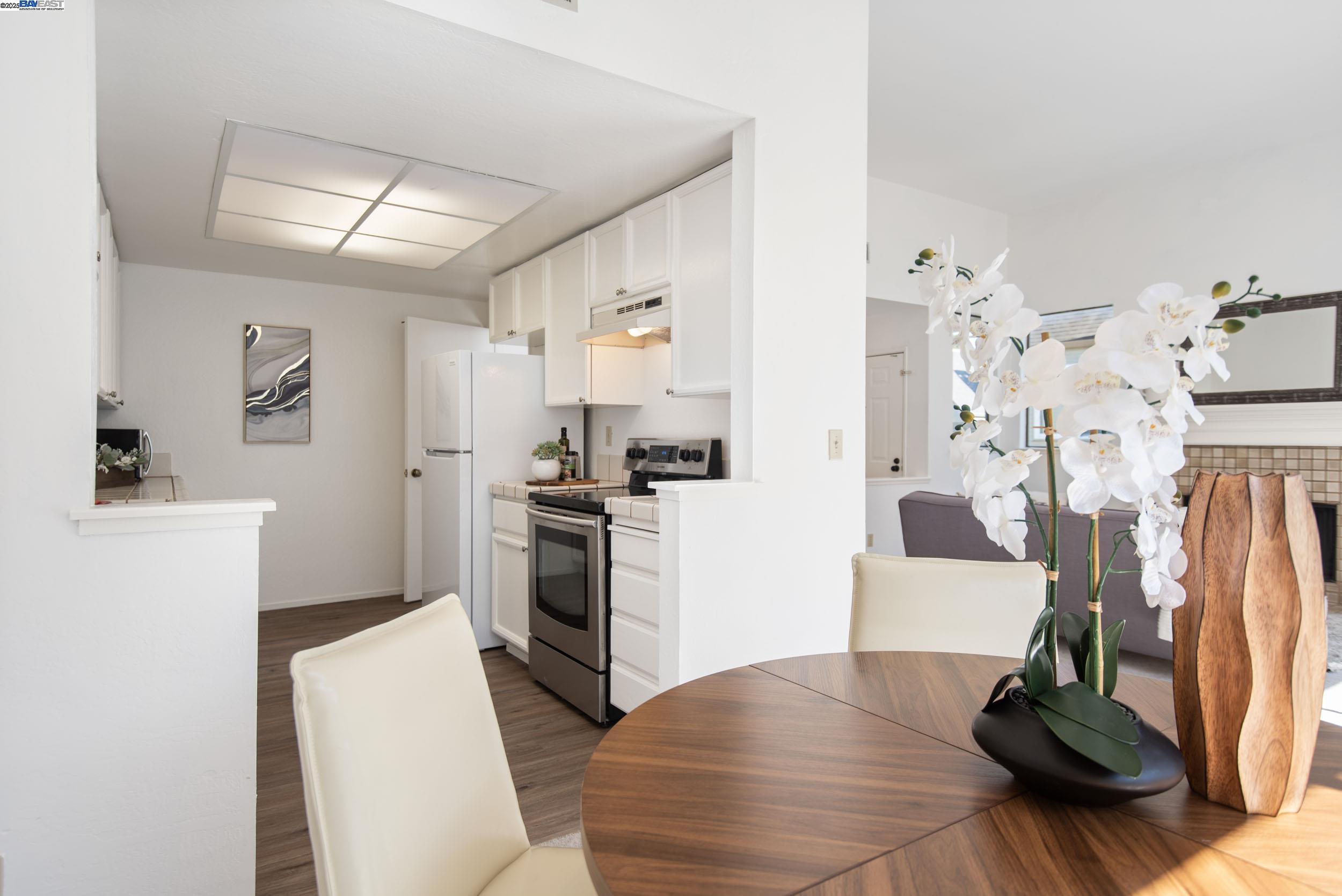 Detail Gallery Image 6 of 26 For 3754 Stoneglen N, Richmond,  CA 94806 - 2 Beds | 2 Baths