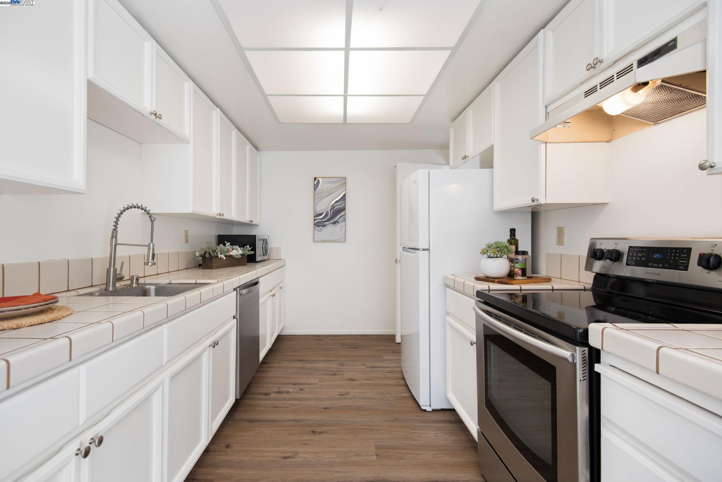 Detail Gallery Image 7 of 26 For 3754 Stoneglen N, Richmond,  CA 94806 - 2 Beds | 2 Baths