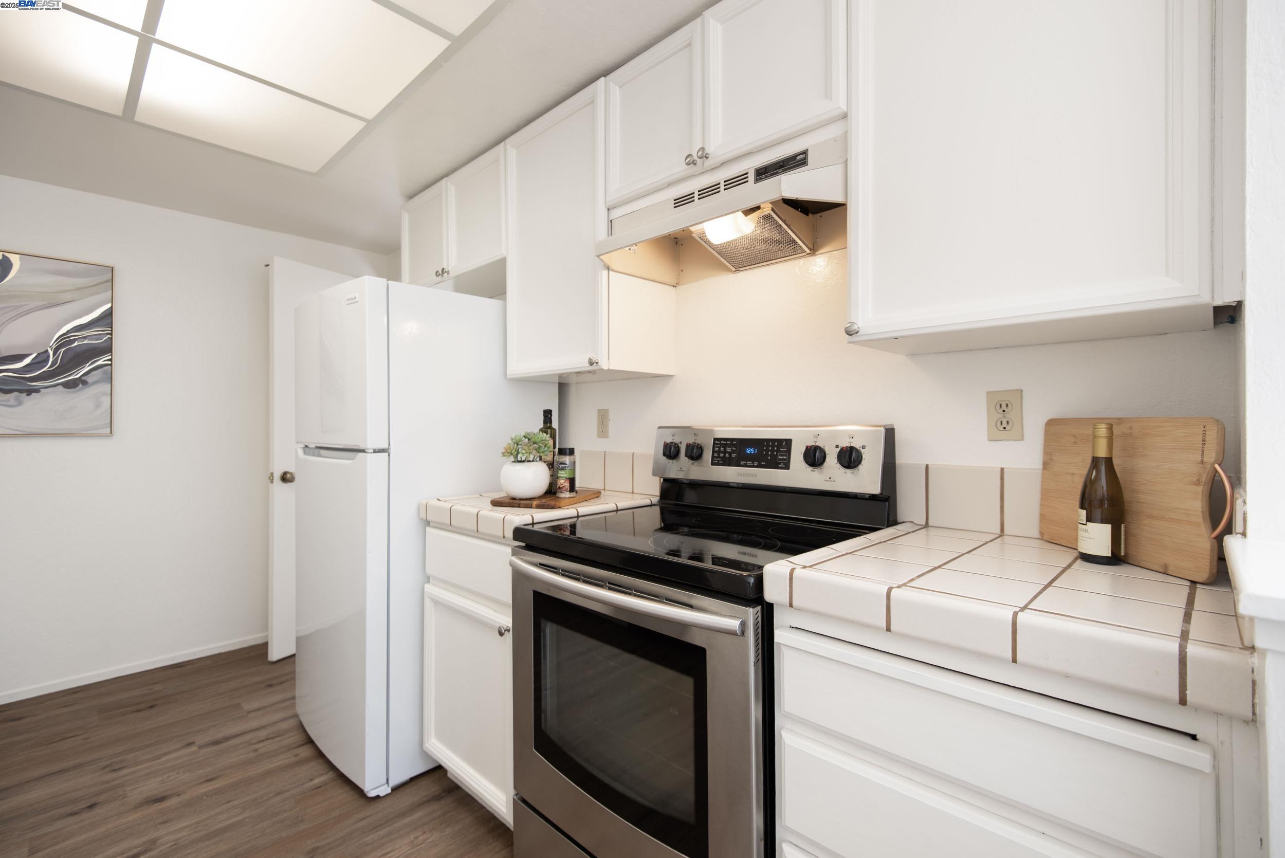 Detail Gallery Image 8 of 26 For 3754 Stoneglen N, Richmond,  CA 94806 - 2 Beds | 2 Baths