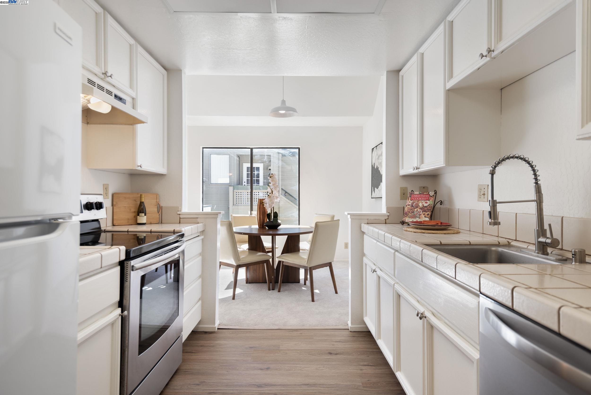 Detail Gallery Image 9 of 26 For 3754 Stoneglen N, Richmond,  CA 94806 - 2 Beds | 2 Baths
