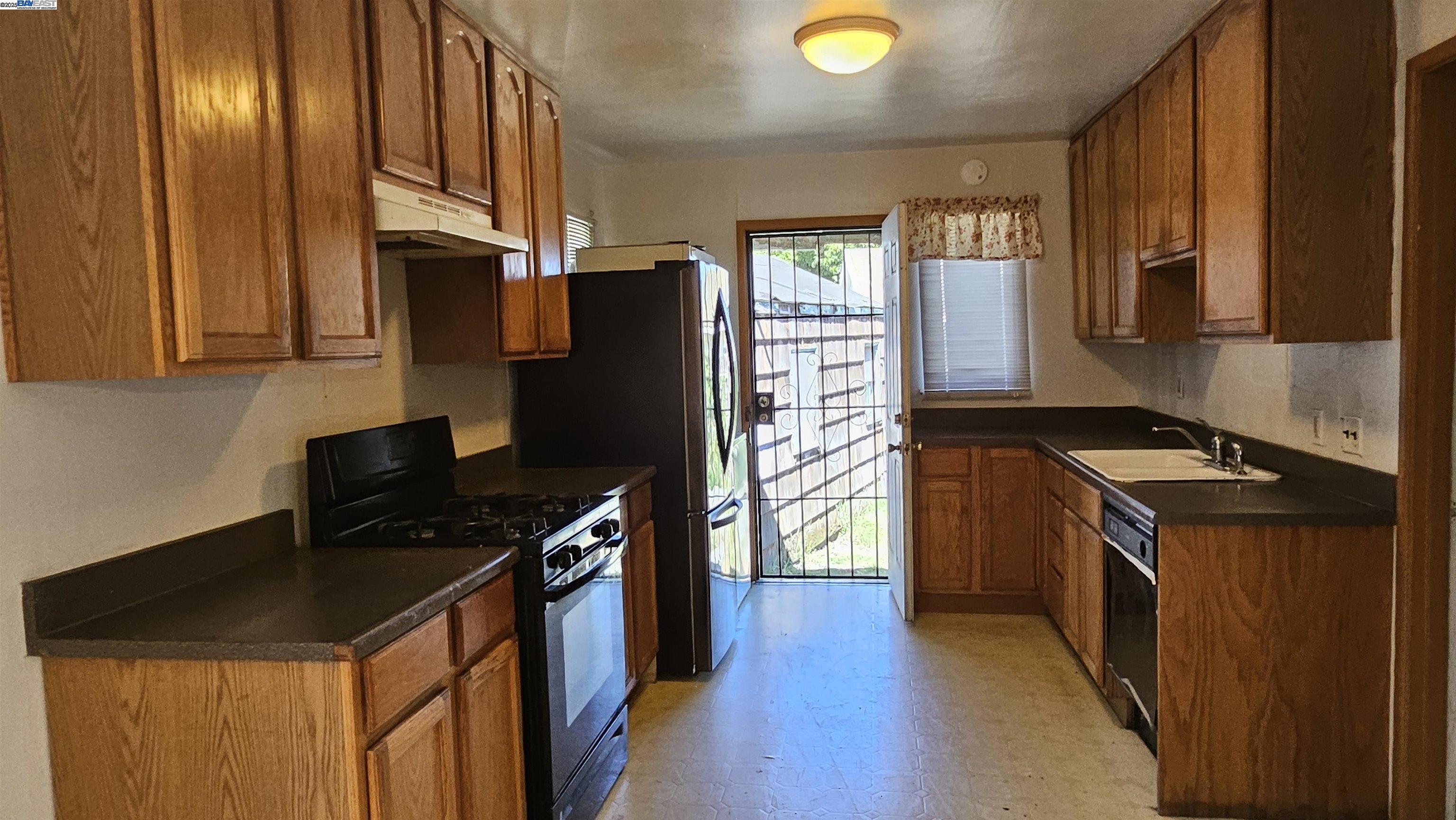 Detail Gallery Image 3 of 9 For 9721 Coral Rd, Oakland,  CA 94603 - 3 Beds | 1 Baths