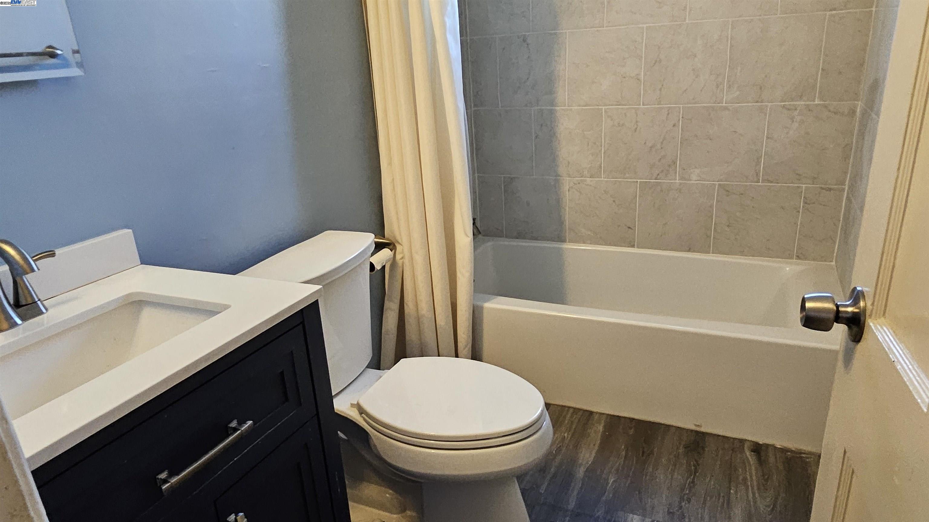 Detail Gallery Image 4 of 9 For 9721 Coral Rd, Oakland,  CA 94603 - 3 Beds | 1 Baths