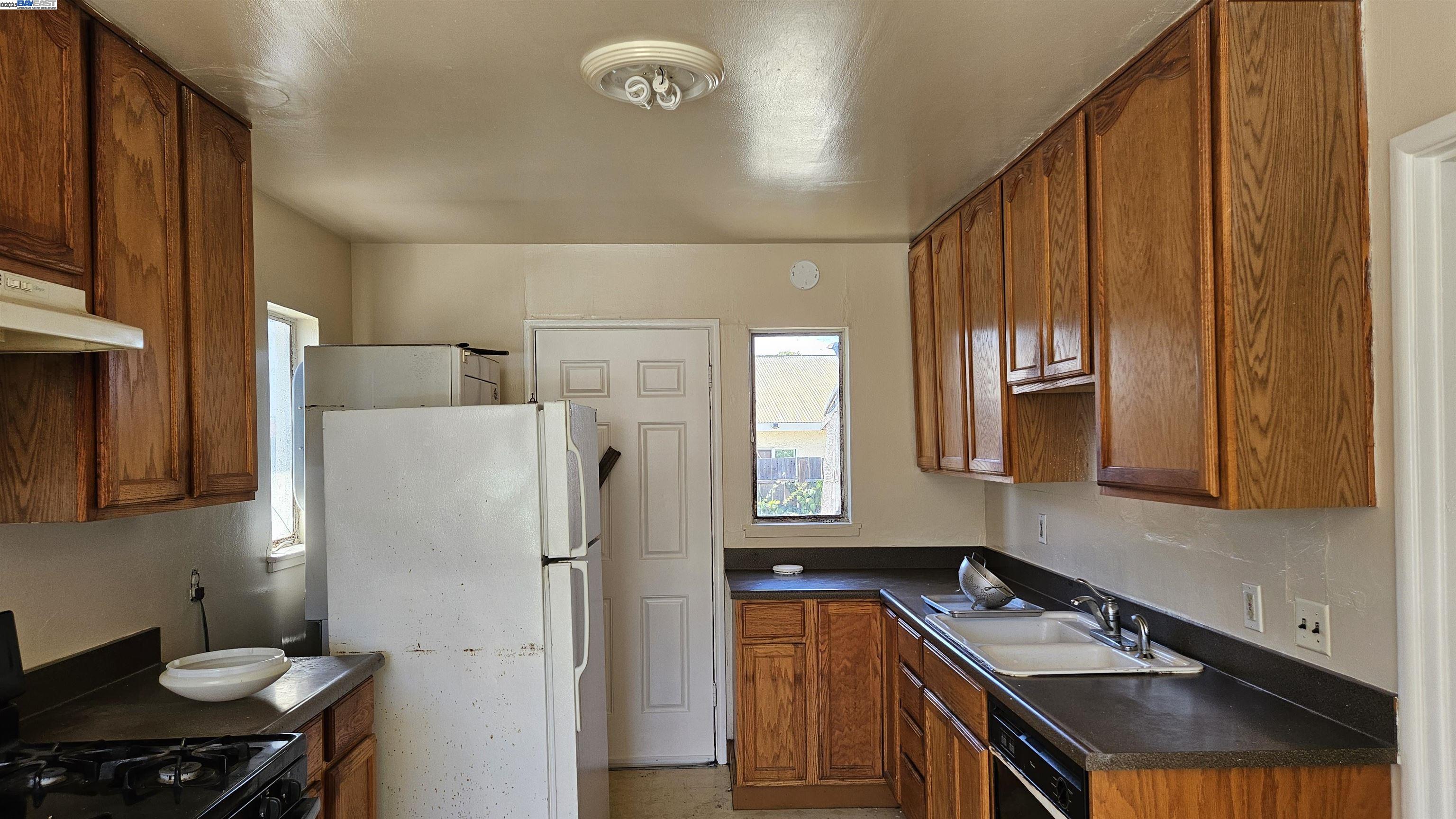 Detail Gallery Image 7 of 9 For 9721 Coral Rd, Oakland,  CA 94603 - 3 Beds | 1 Baths