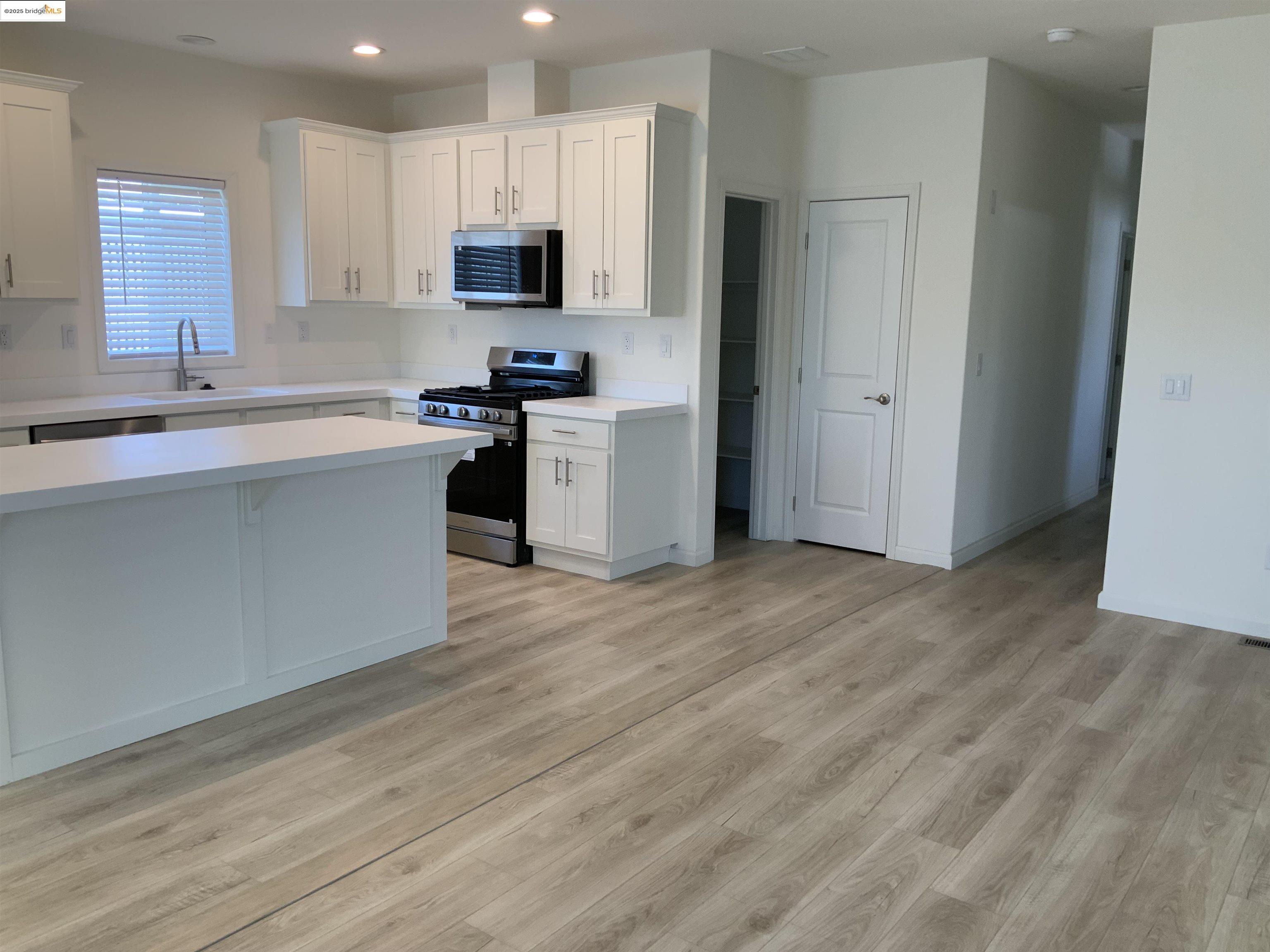 Detail Gallery Image 8 of 24 For 46 Palm Dr., Pittsburg,  CA 94565-0000 - 3 Beds | 2 Baths