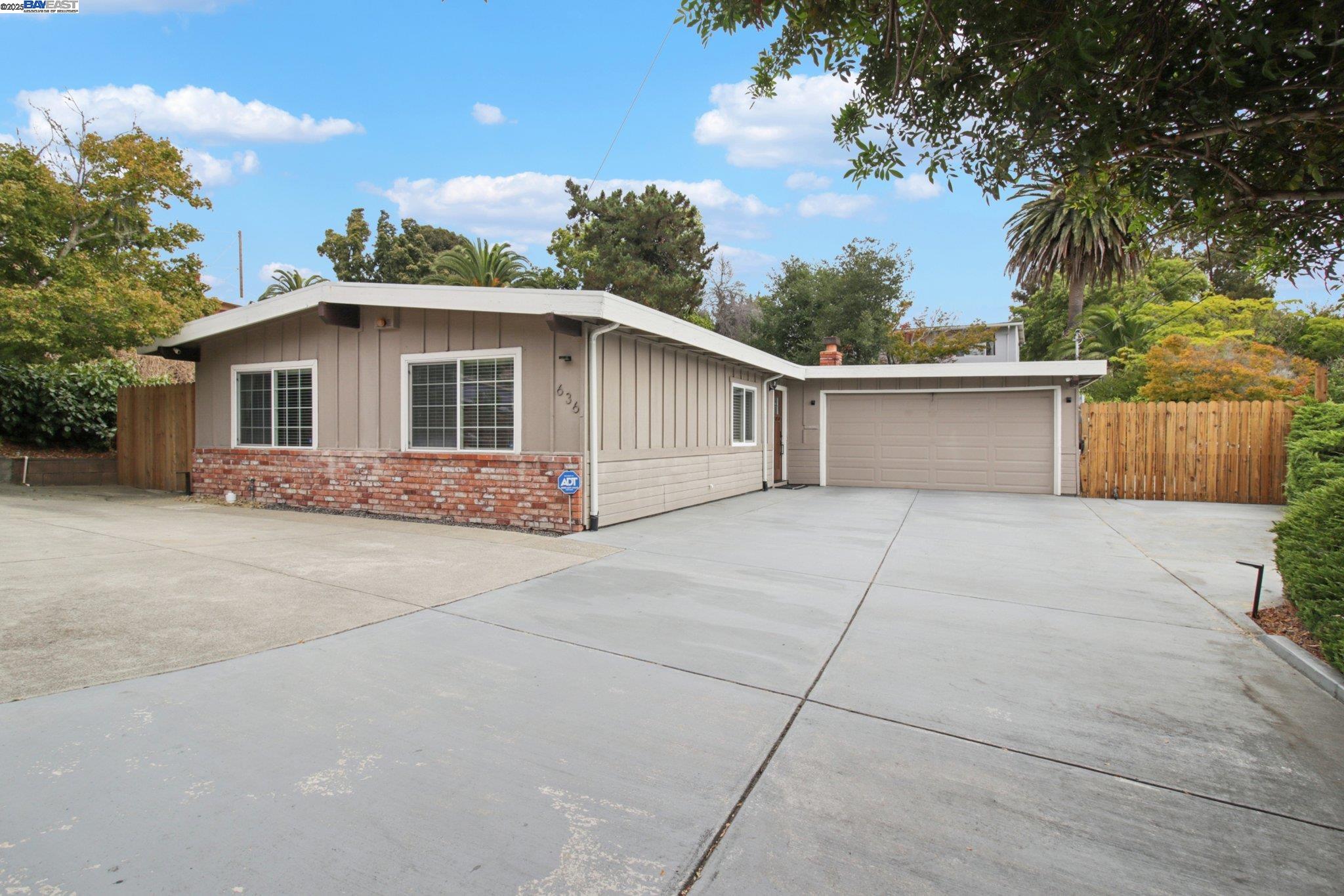 Detail Gallery Image 1 of 32 For 636 Pebble Dr, El Sobrante,  CA 94803 - 3 Beds | 2 Baths