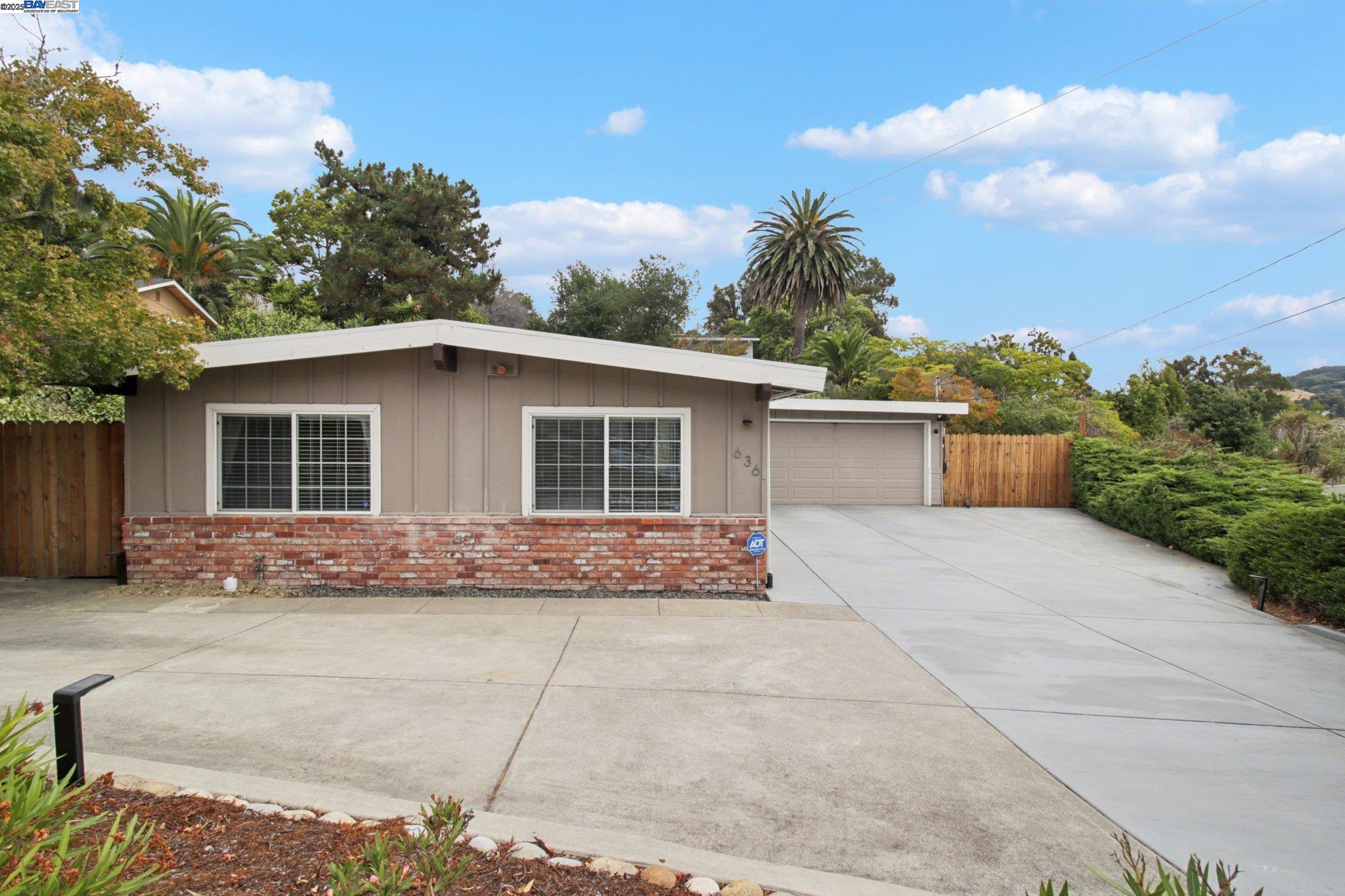 Detail Gallery Image 2 of 32 For 636 Pebble Dr, El Sobrante,  CA 94803 - 3 Beds | 2 Baths