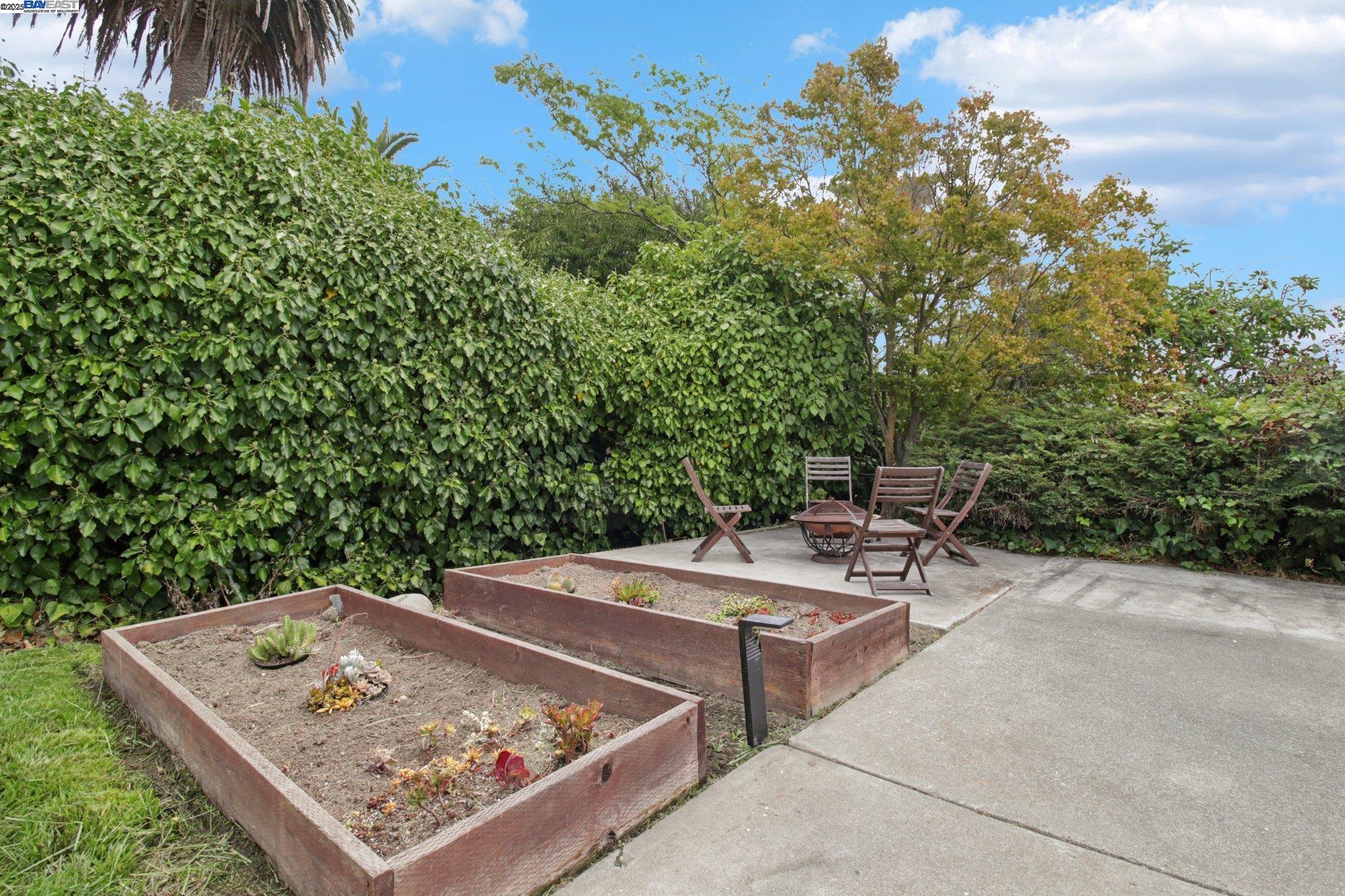 Detail Gallery Image 25 of 32 For 636 Pebble Dr, El Sobrante,  CA 94803 - 3 Beds | 2 Baths