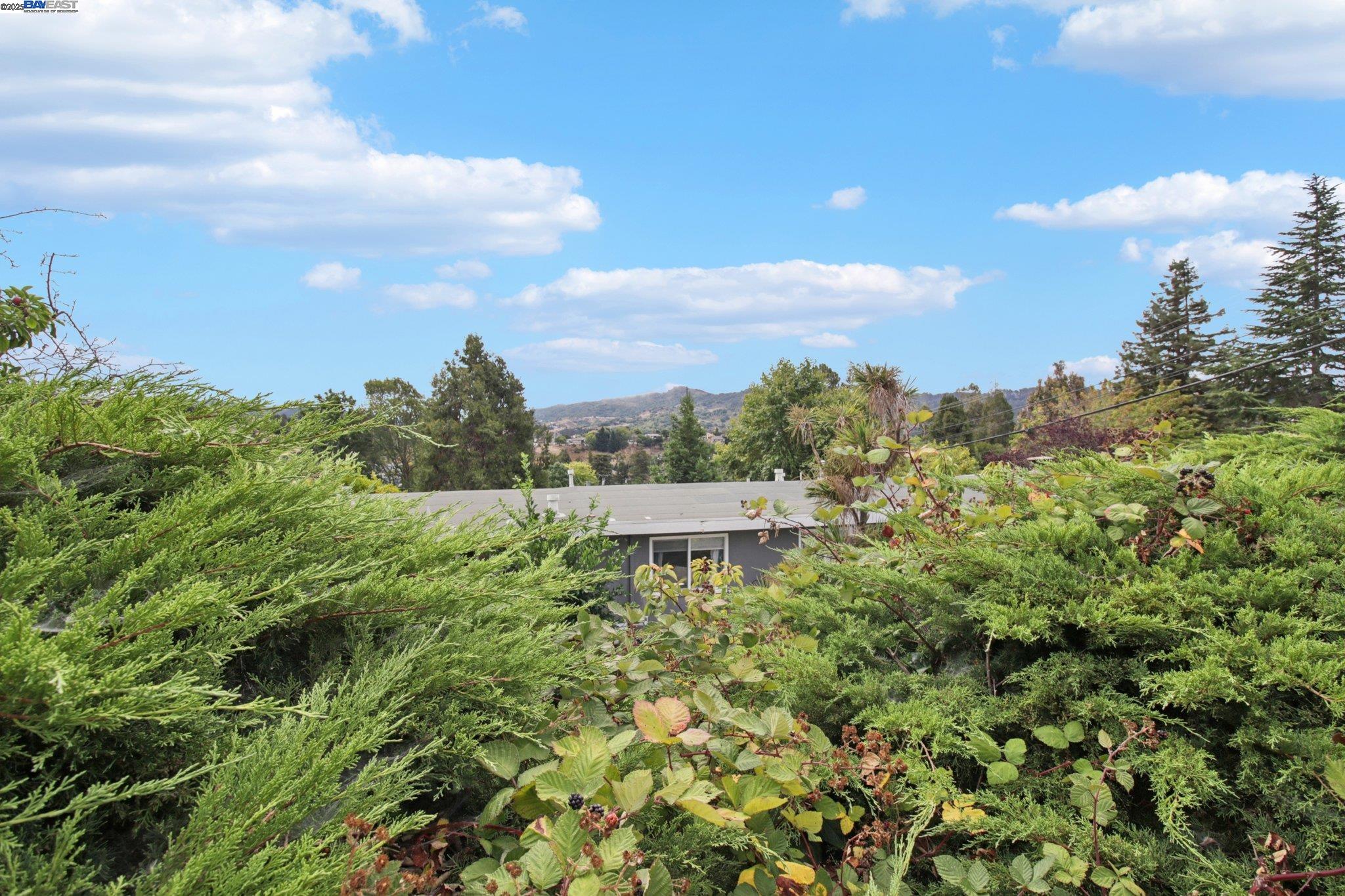 Detail Gallery Image 27 of 32 For 636 Pebble Dr, El Sobrante,  CA 94803 - 3 Beds | 2 Baths