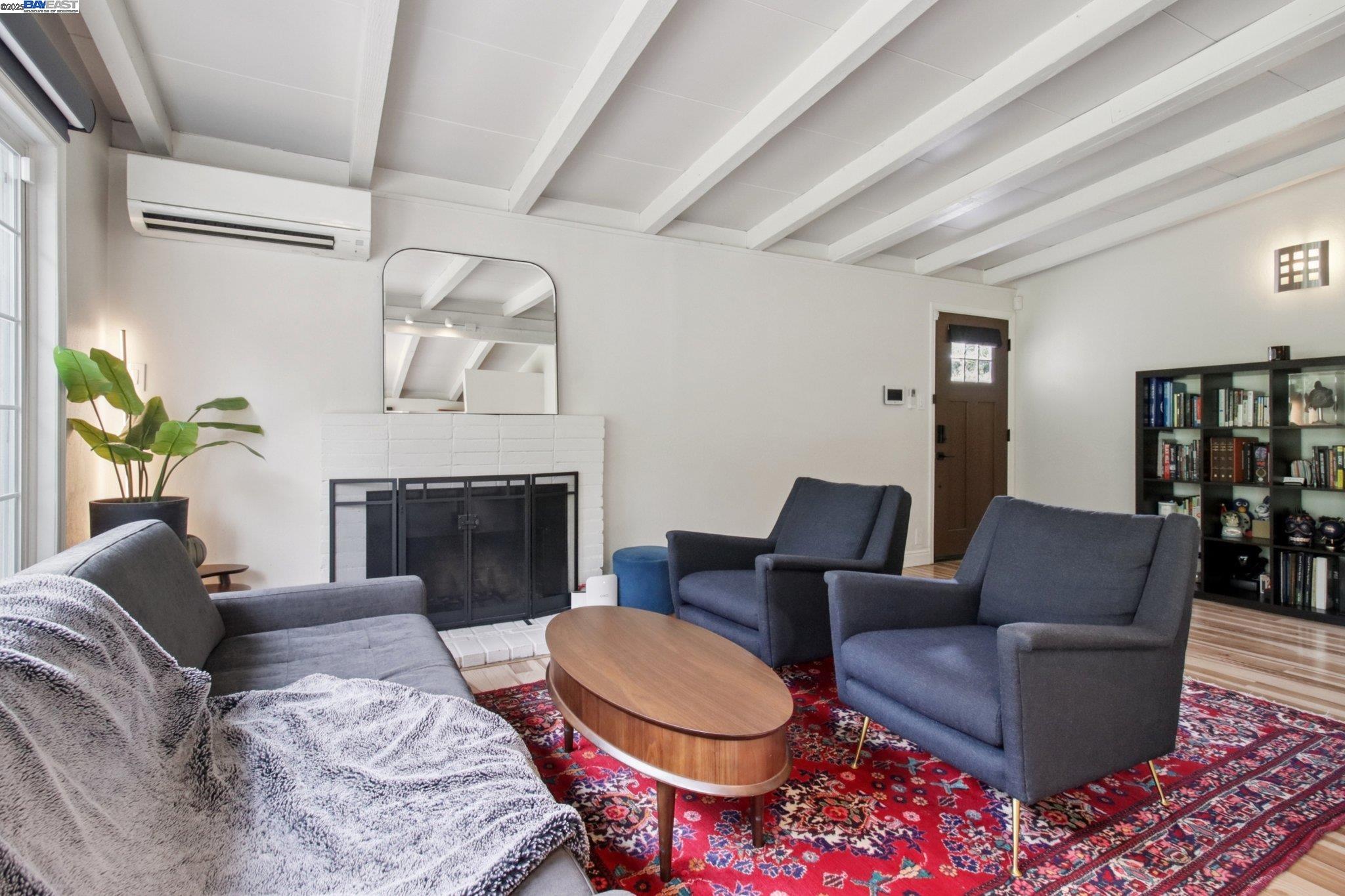 Detail Gallery Image 5 of 32 For 636 Pebble Dr, El Sobrante,  CA 94803 - 3 Beds | 2 Baths