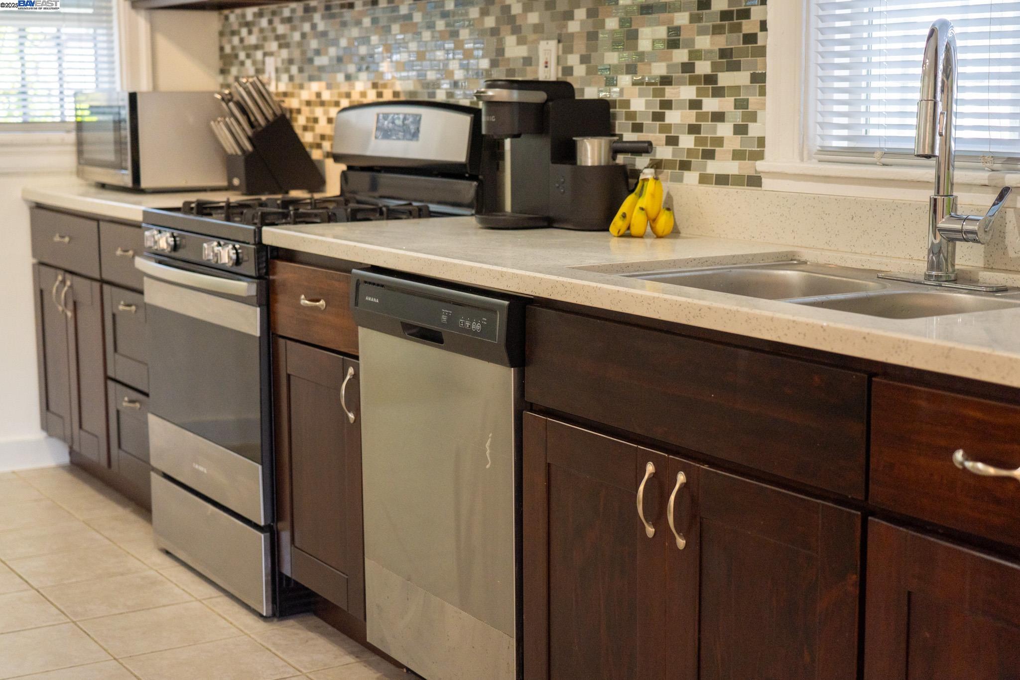 Detail Gallery Image 10 of 22 For 2921 Havenscourt Blvd, Oakland,  CA 94605 - 2 Beds | 1 Baths