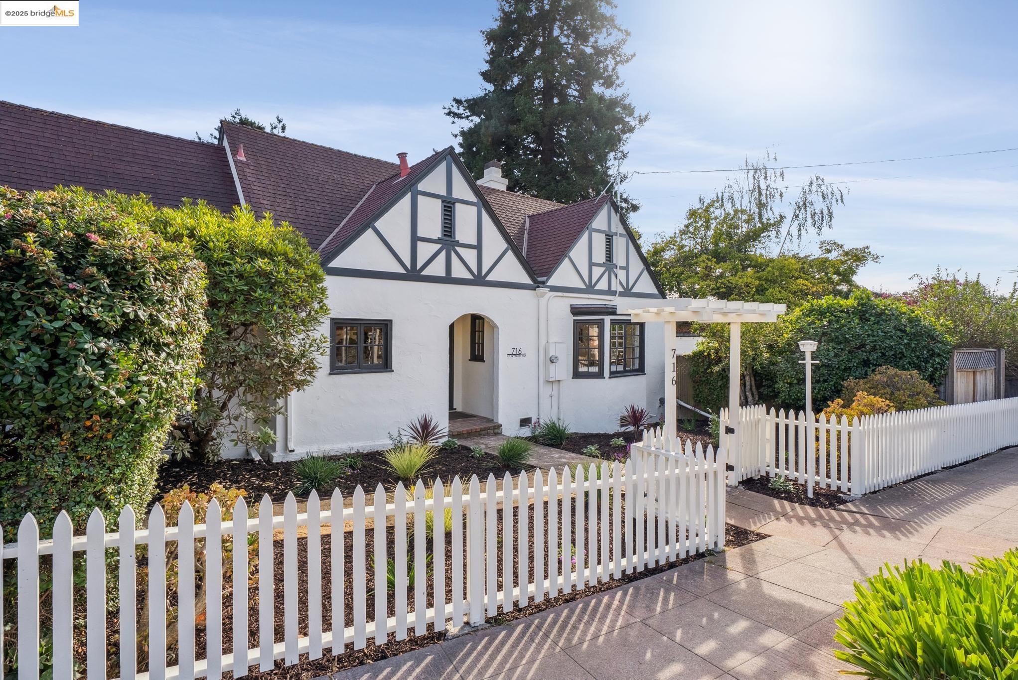 Detail Gallery Image 3 of 60 For 716 Coventry Rd, Kensington,  CA 94707 - 3 Beds | 2 Baths
