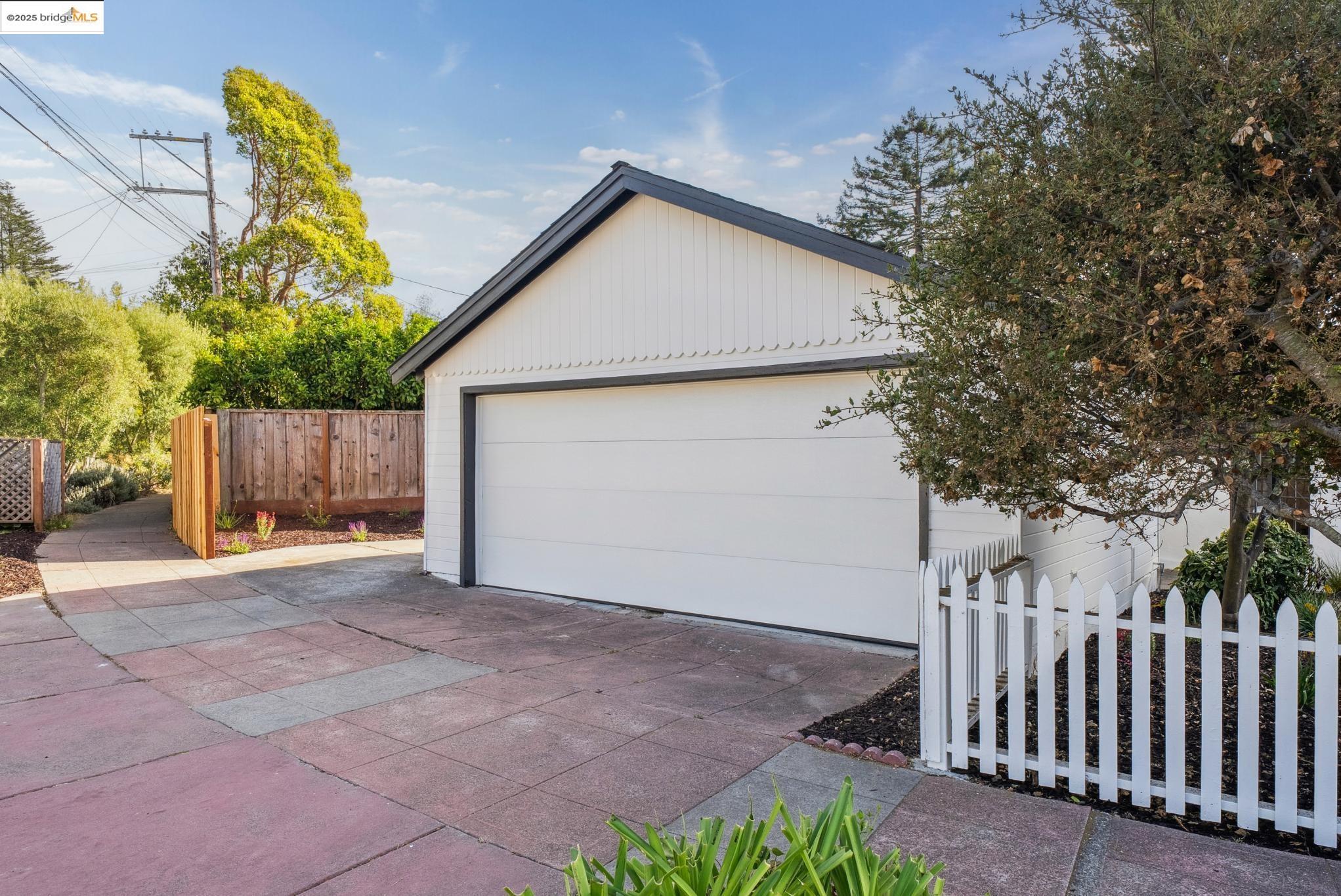 Detail Gallery Image 40 of 60 For 716 Coventry Rd, Kensington,  CA 94707 - 3 Beds | 2 Baths