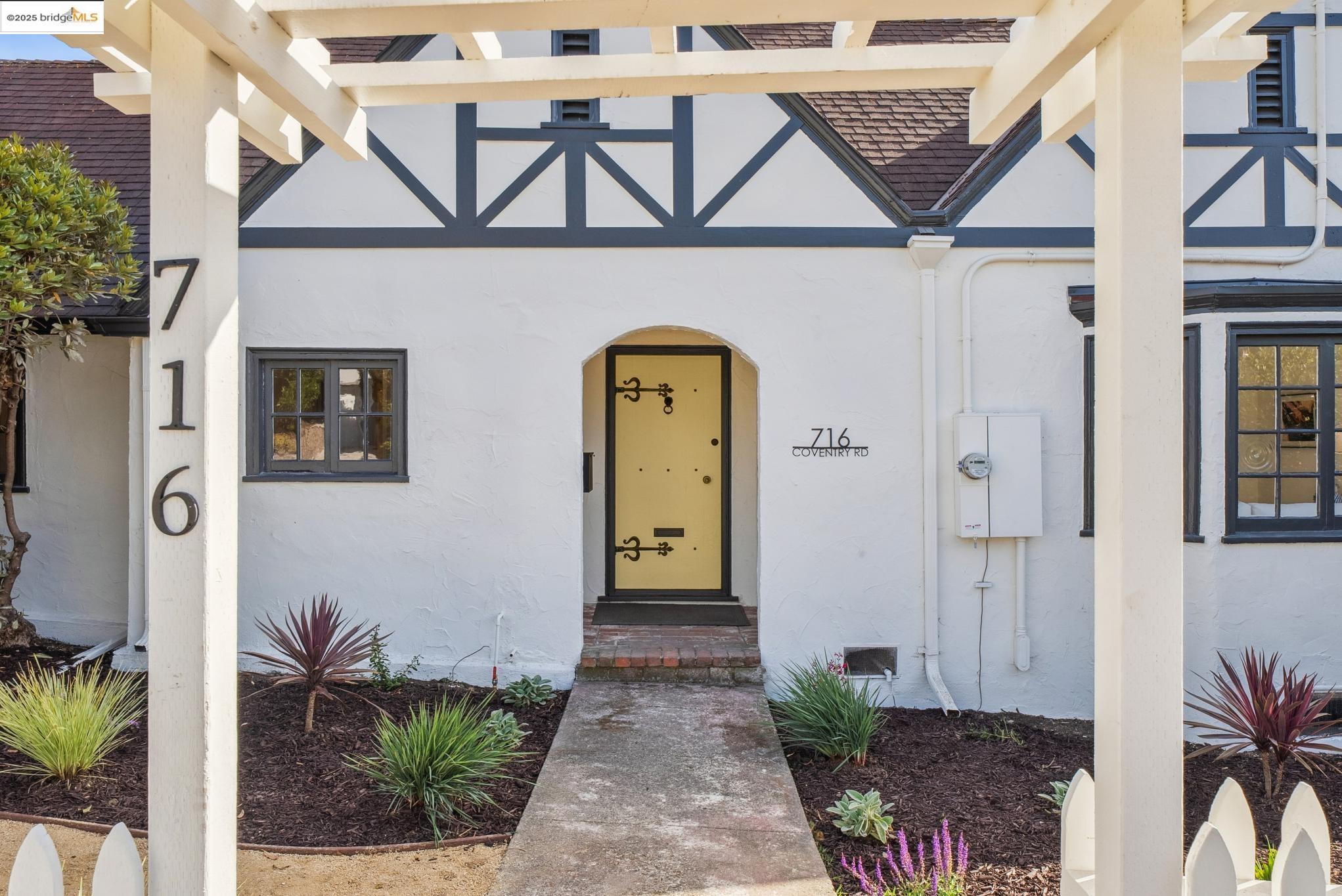 Detail Gallery Image 5 of 60 For 716 Coventry Rd, Kensington,  CA 94707 - 3 Beds | 2 Baths