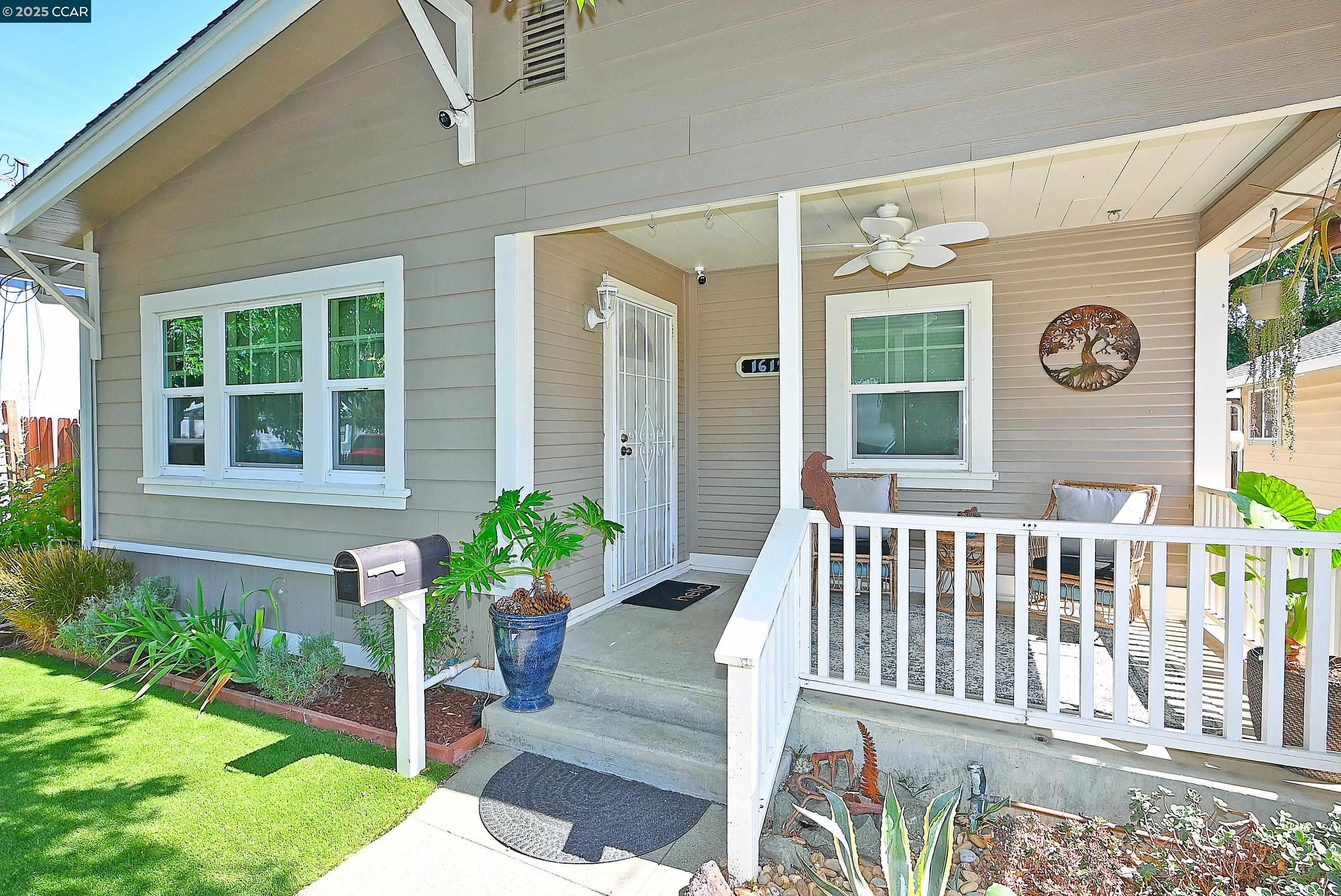 Detail Gallery Image 2 of 57 For 1617 Castro Street, Martinez,  CA 94553 - 2 Beds | 2 Baths